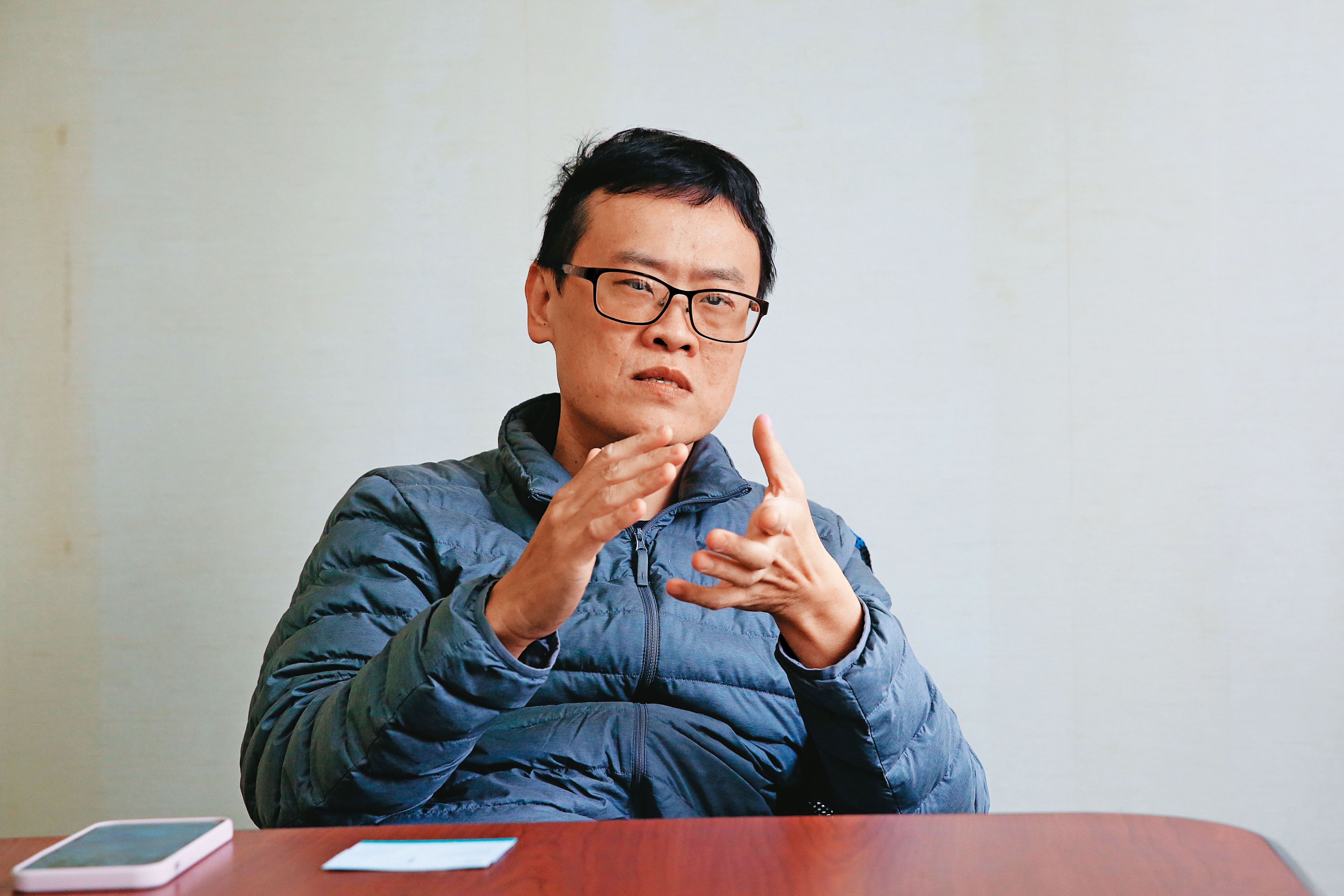 A片評論家一劍浣春秋認為，政府應正視SWAG等情色網站的問題。