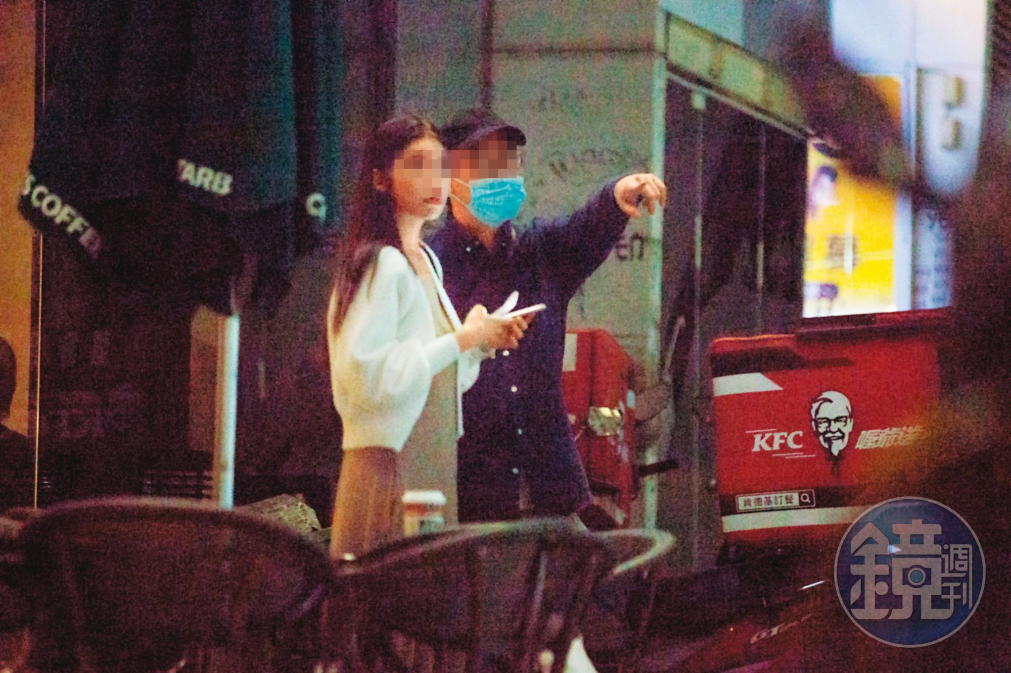 見面後，A女郎（左）告訴記者（右），若真的想「做什麼」，須刷價值38萬元的禮物斗內她。