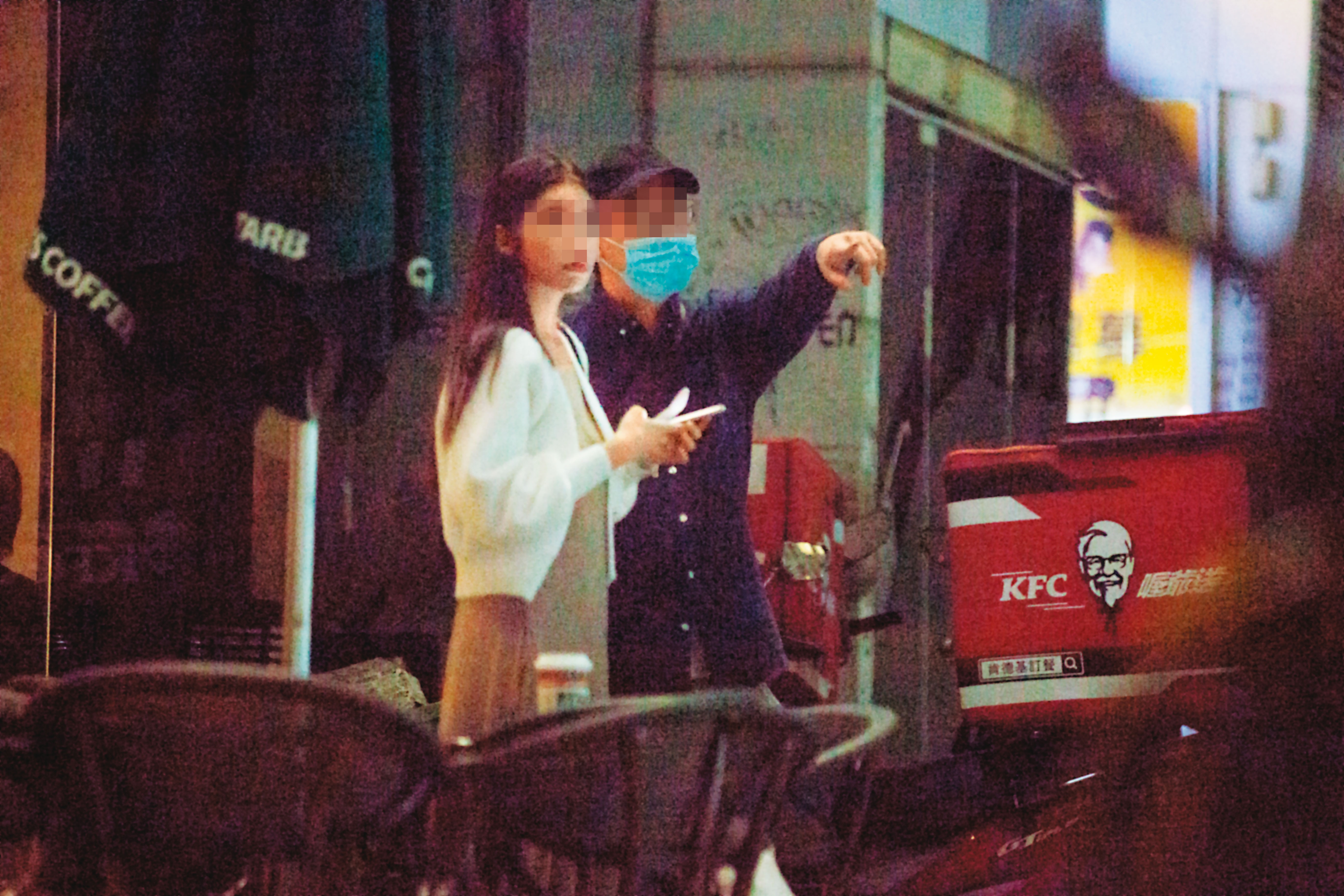 見面後，A女郎（左）告訴記者（右），若真的想「做什麼」，須刷價值38萬元的禮物斗內她。