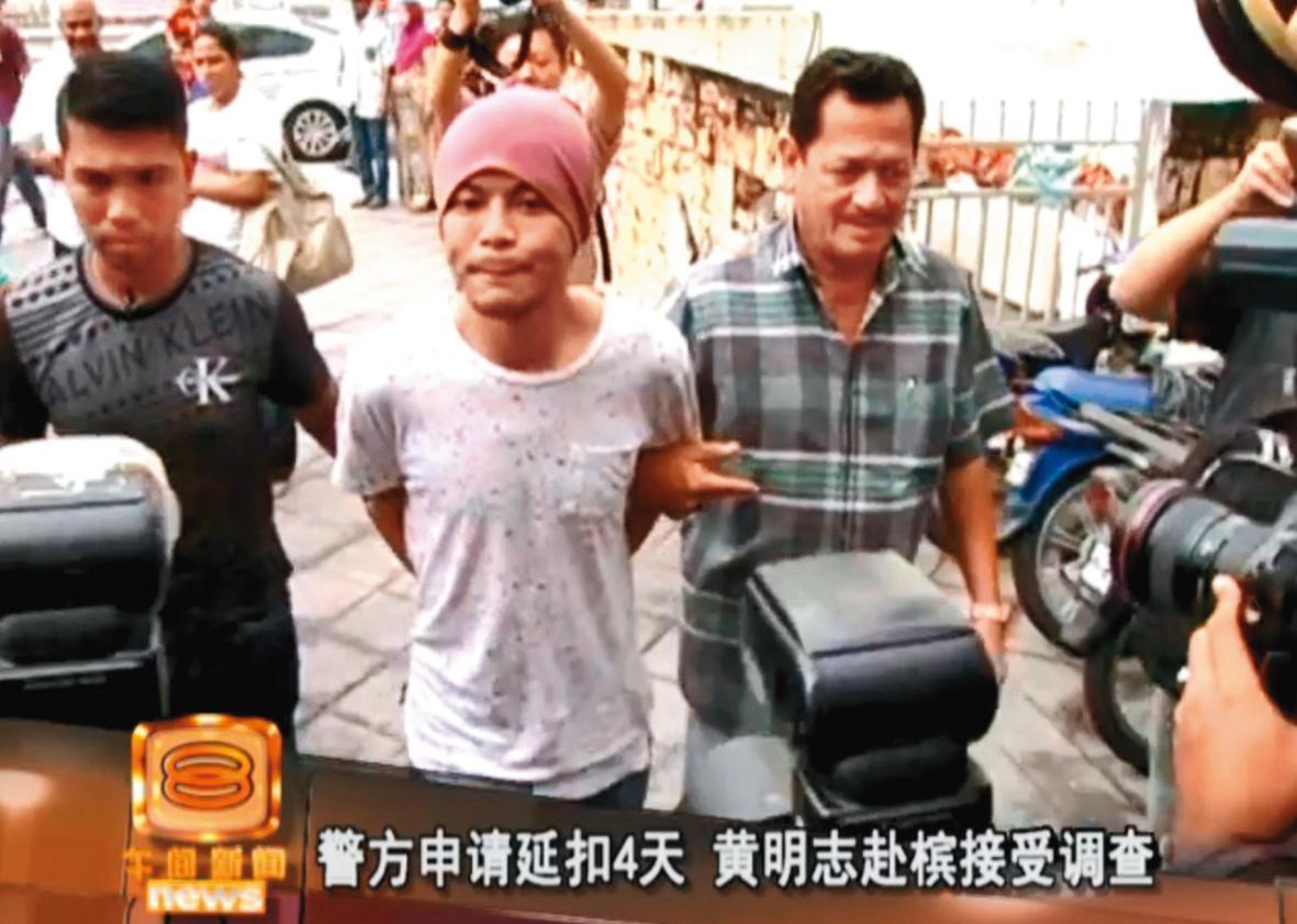 黃明志(中)因涉及大馬刑法「褻瀆膜拜地點及蓄意侮辱宗教」,曾遭逮捕。(翻攝自八度空間華語新聞)