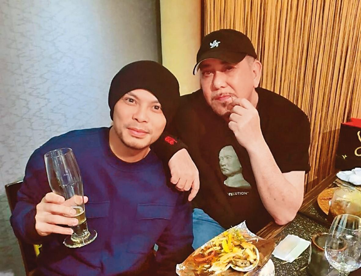 黃秋生(右)與黃明志(左)都將留台過年,兩人相約吃鍋圍爐。(翻攝自黃明志YouTube)