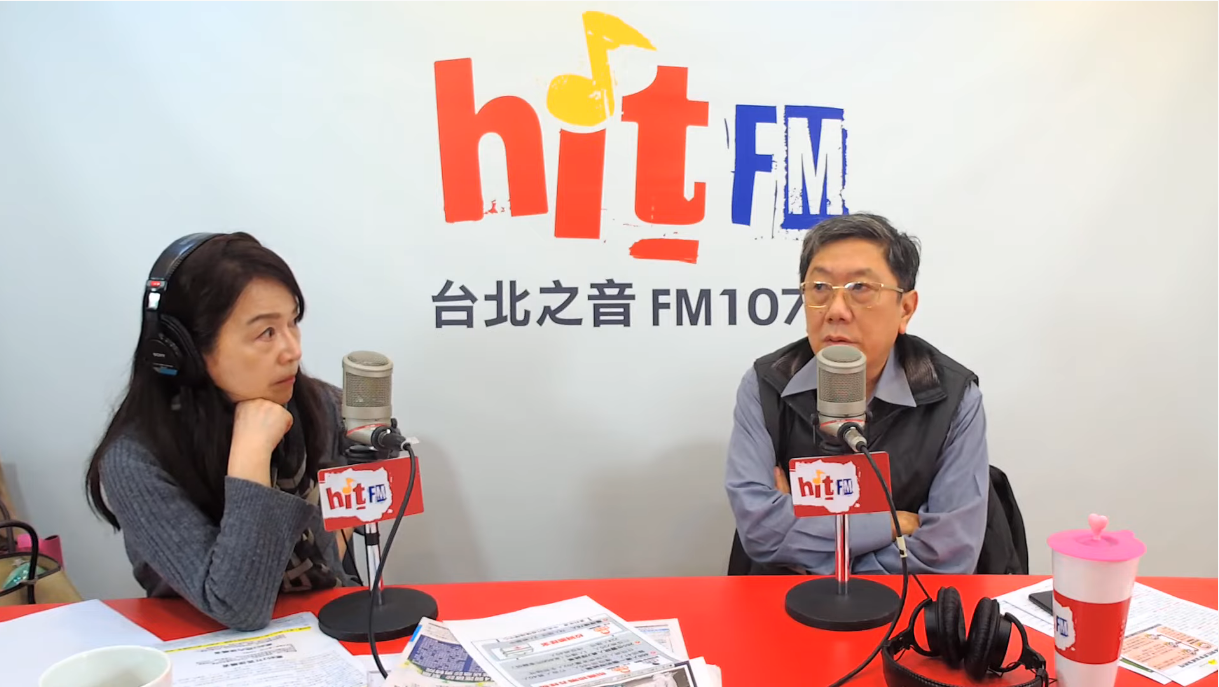 台大兒童醫院小兒部主治醫師、中央流行疫情指揮中心專家小組諮詢委員李秉穎（右）今天一早接受《周玉蔻嗆新聞》節目專訪。（翻攝自hitfm YouTube頻道）