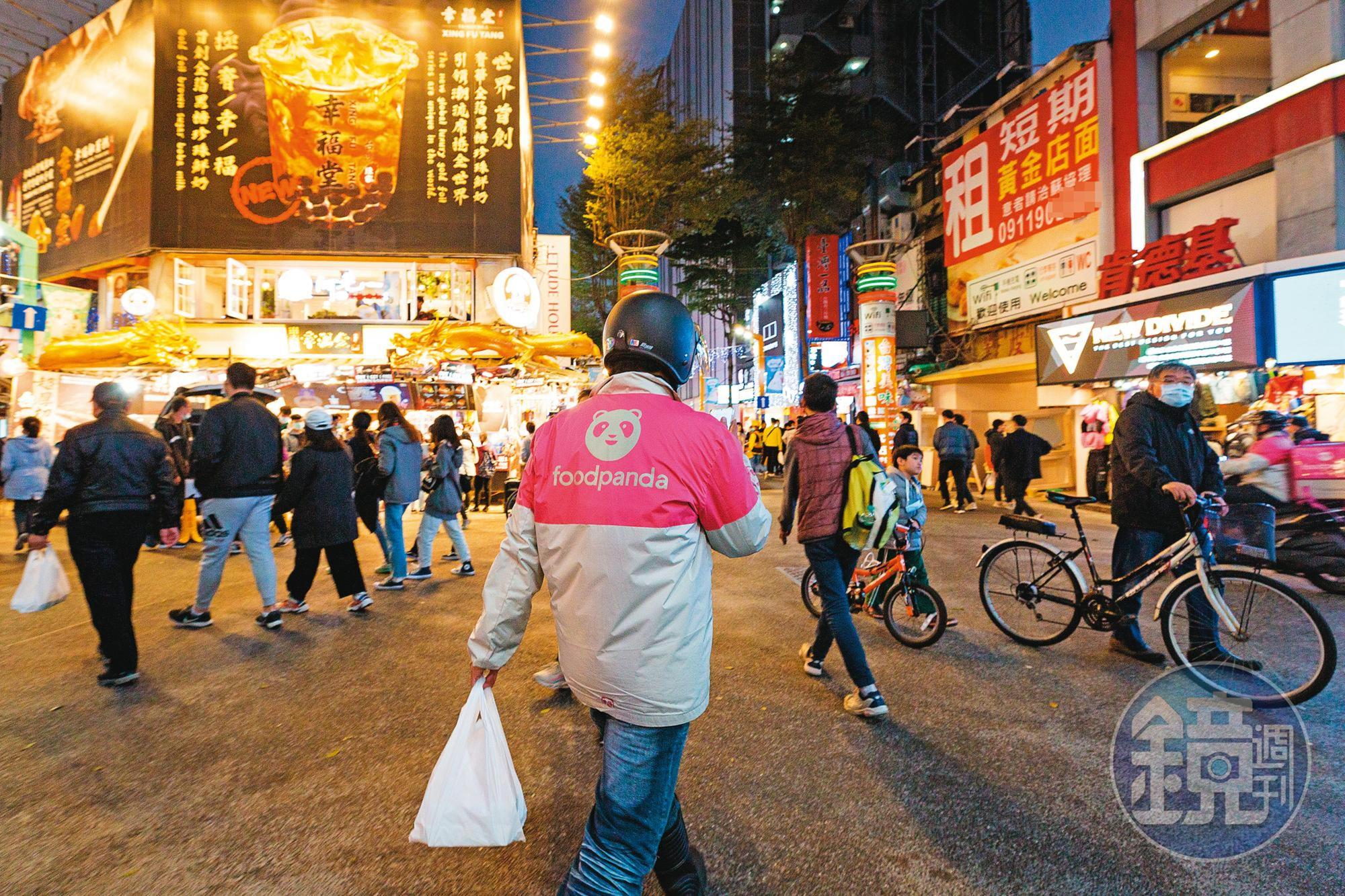 如今西門商圈只有餐飲業在外送平台加持下,業績逐漸回穩,服飾、伴手禮等店仍不如以往。