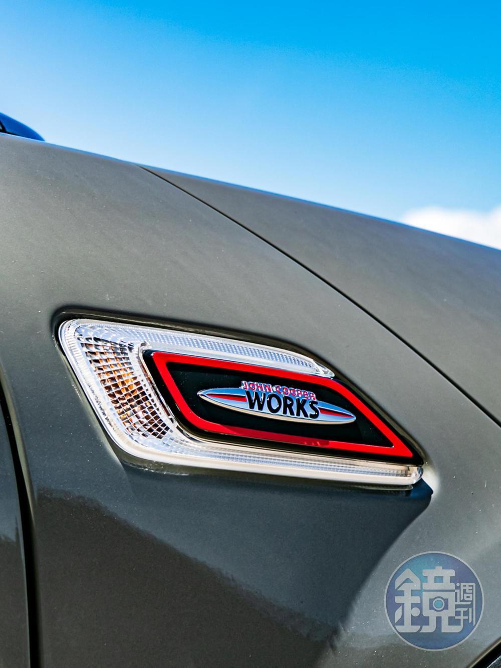 搶眼的「JCW 專屬徽飾」隨處可見。