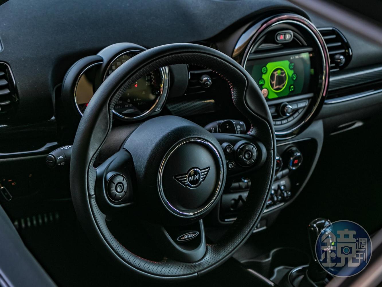 JCW 跑車式多功能真皮方向盤。