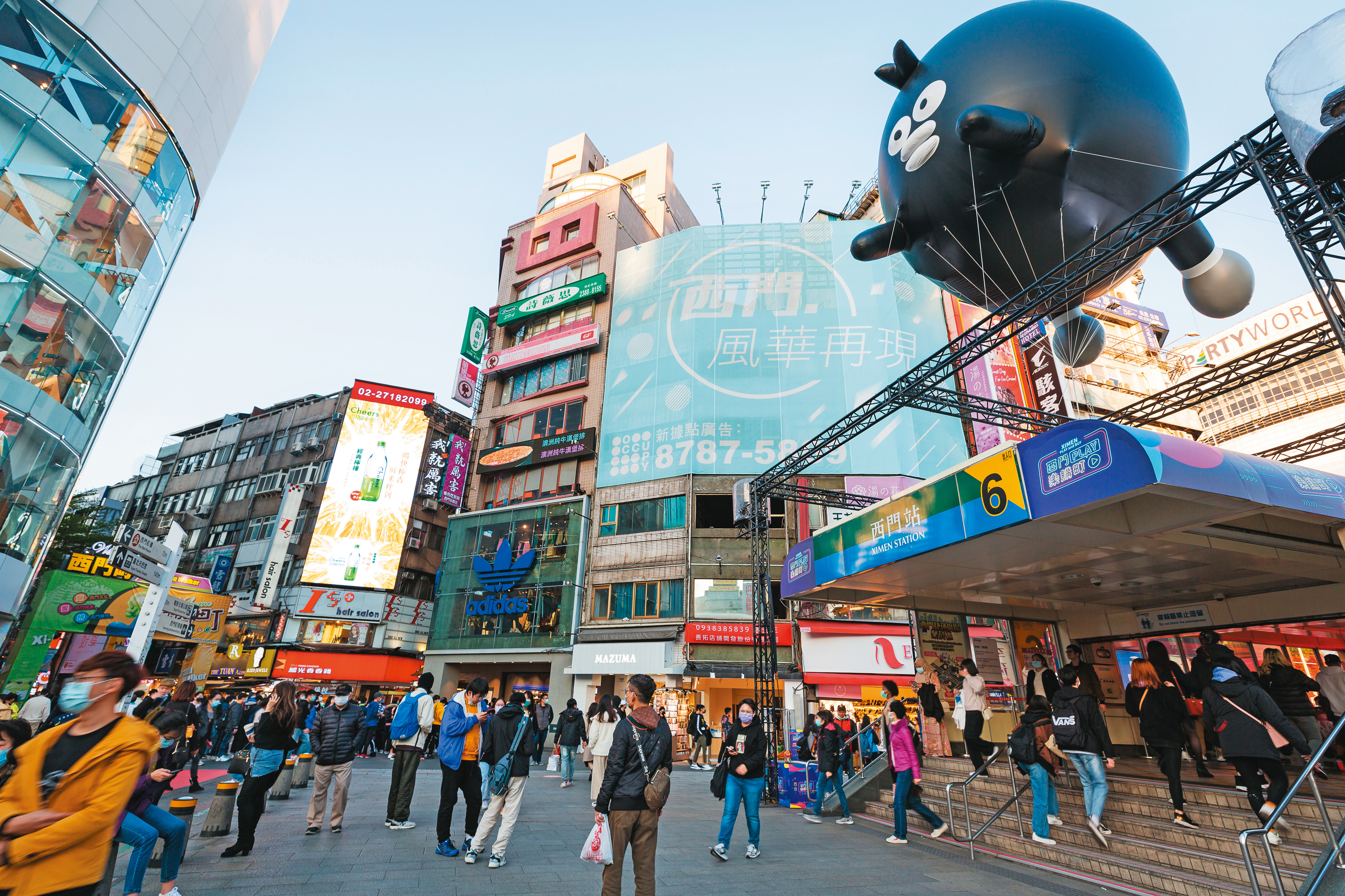 疫情爆發前,西門商圈每天的觀光人潮近10萬,年產值上看千億元,精華地段曾經一店難求。
