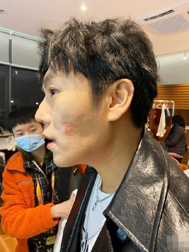 伊能靜曬出秦昊臉部近照，大秀清晰唇印。（截自微博）