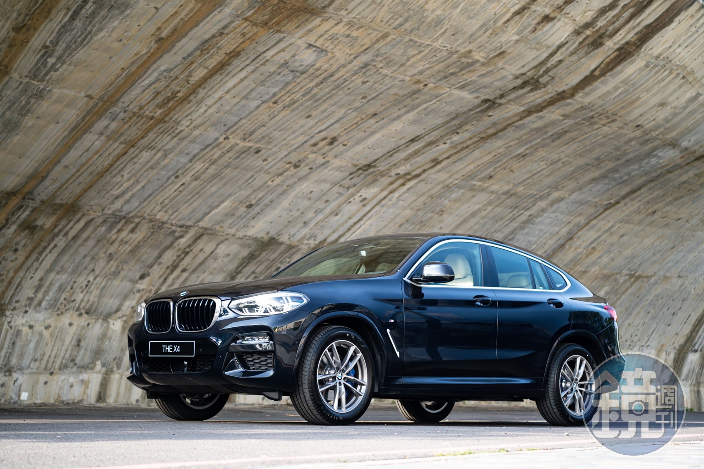 X4 xDrive30i M Sport白金領航版標配M款空力套件、M款專屬輪圈、M字樣車側銘牌與M款跑車化懸吊系統。