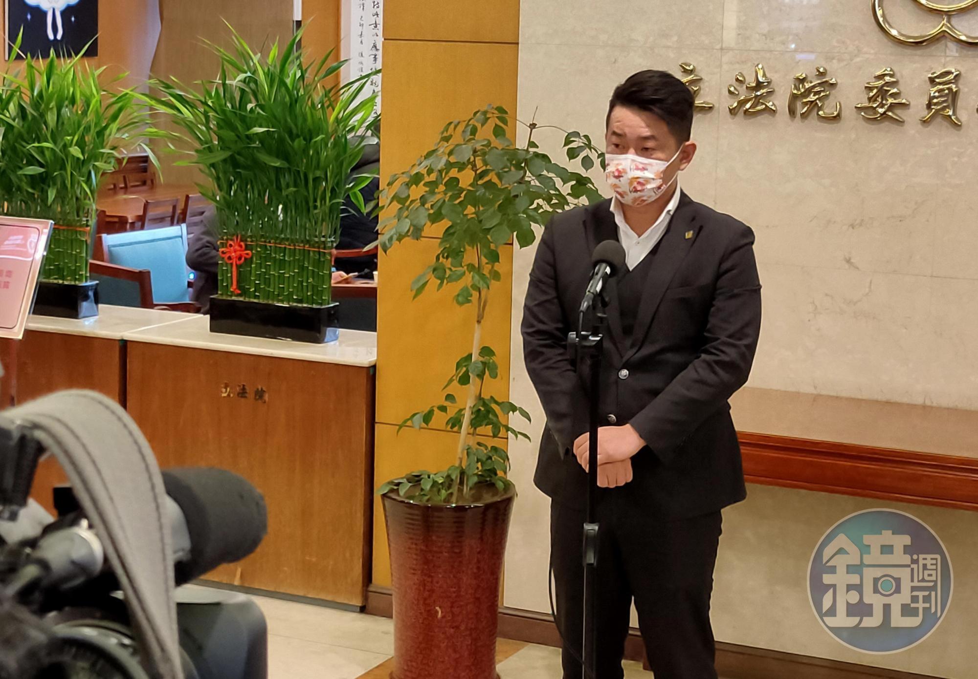 陳柏惟在立法院受訪時回應,罷免對他來說就像是多跑一次選舉,但他會謹慎小心。