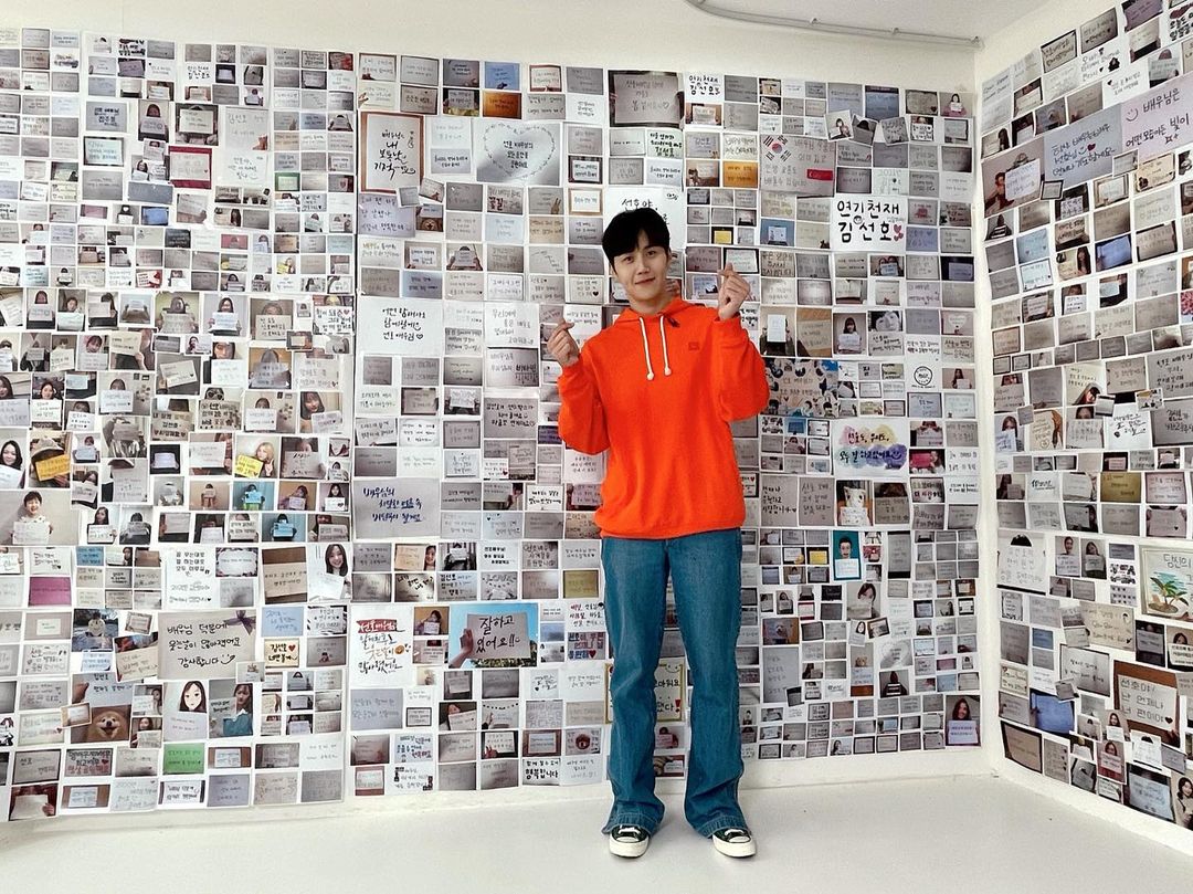 金宣虎昨舉辦線上見面會，工作人員事前收集了粉絲的留言貼在空房中，讓他又驚又喜。（翻攝自金宣虎IG）