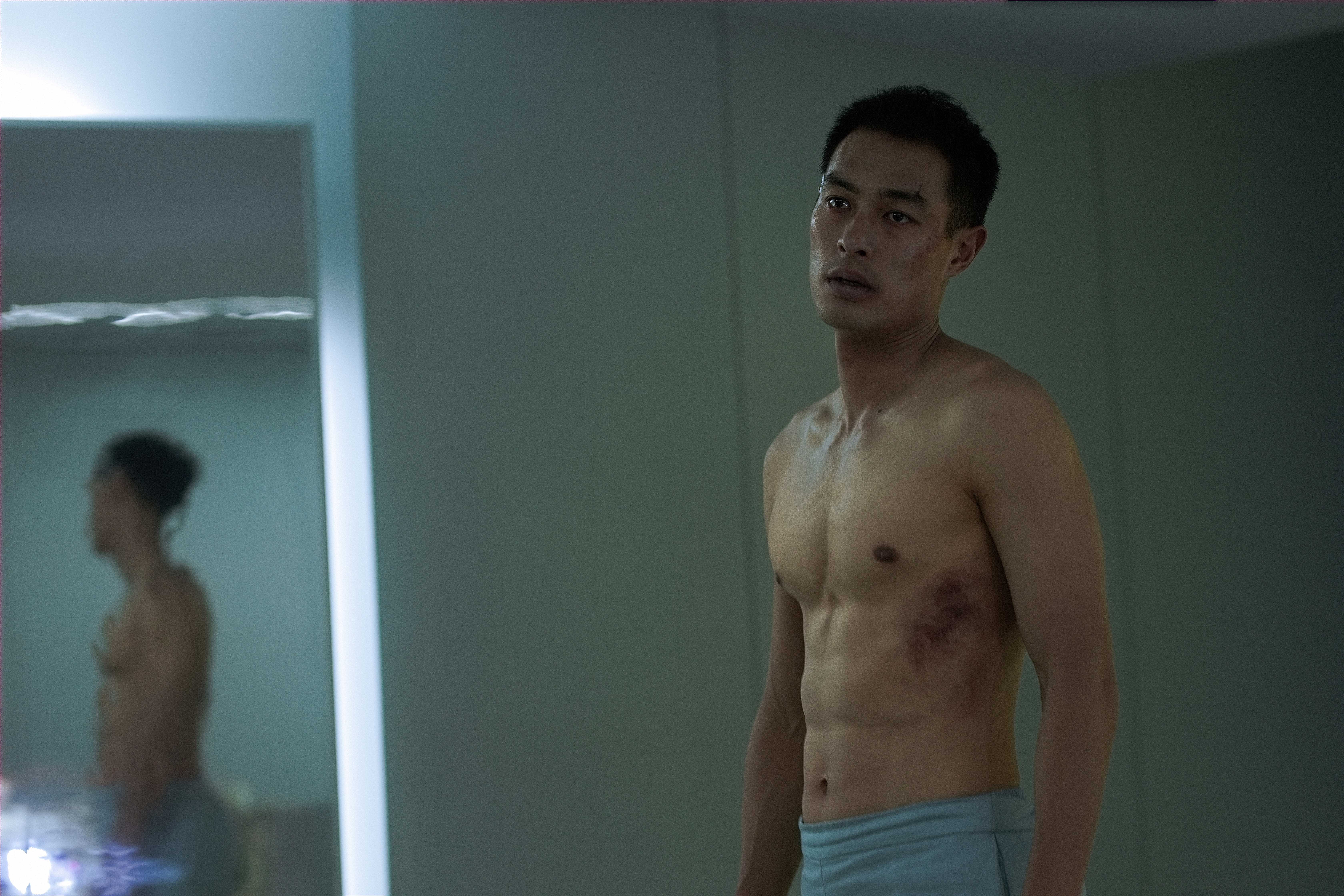 楊祐寧為了讓外型更具角色說服力，還進行了艱難的脫水減重，看起來更加瘦弱。（牽猴子）