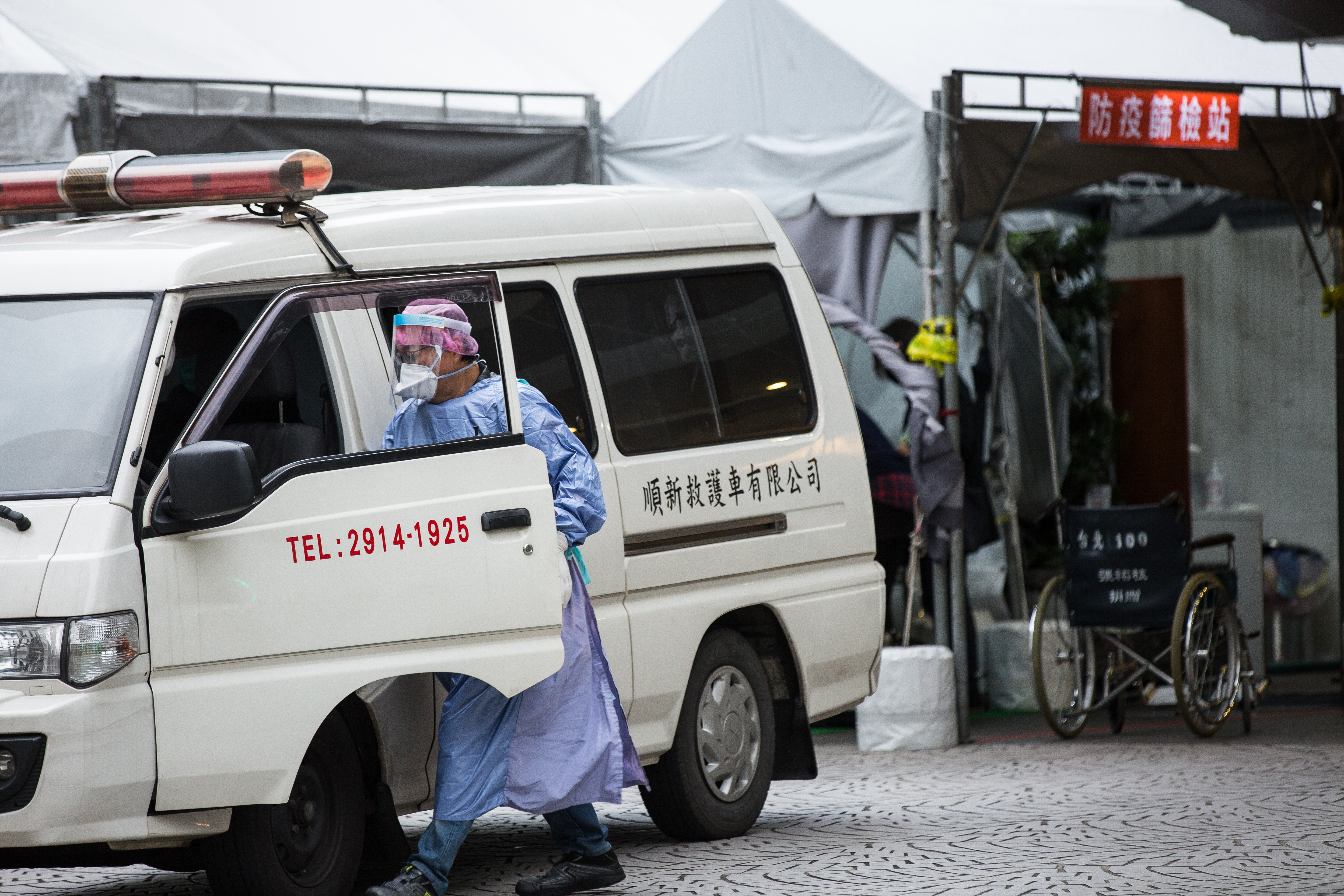 一名女子在防疫旅館昏倒，被衛生單位緊急送醫；示意圖，與當事人無關。（本刊資料照）