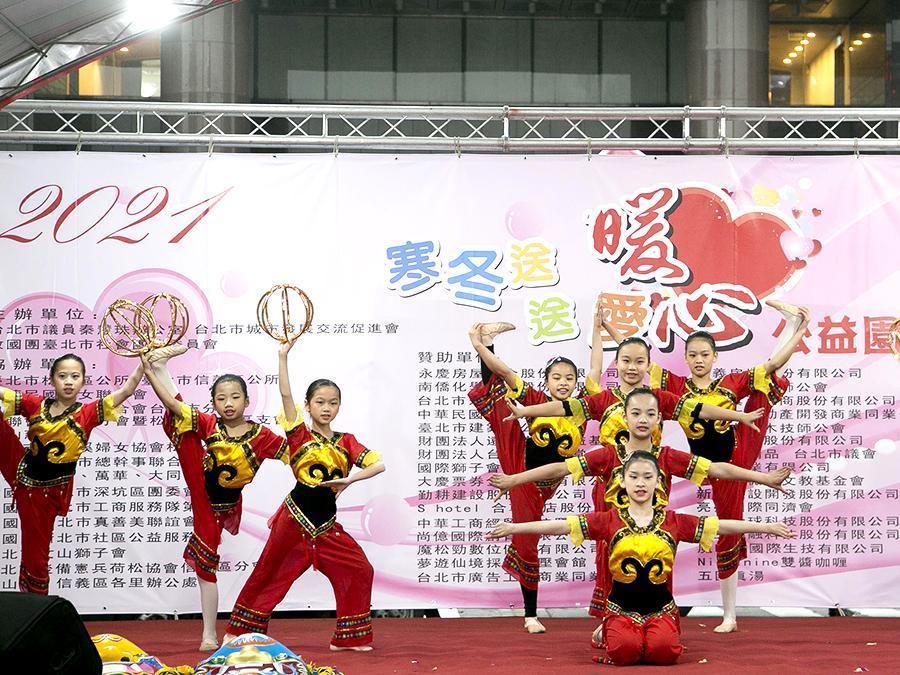 除了各式攤位活動，主辦單位現場也安排許多精彩表演。（永慶房屋提供）