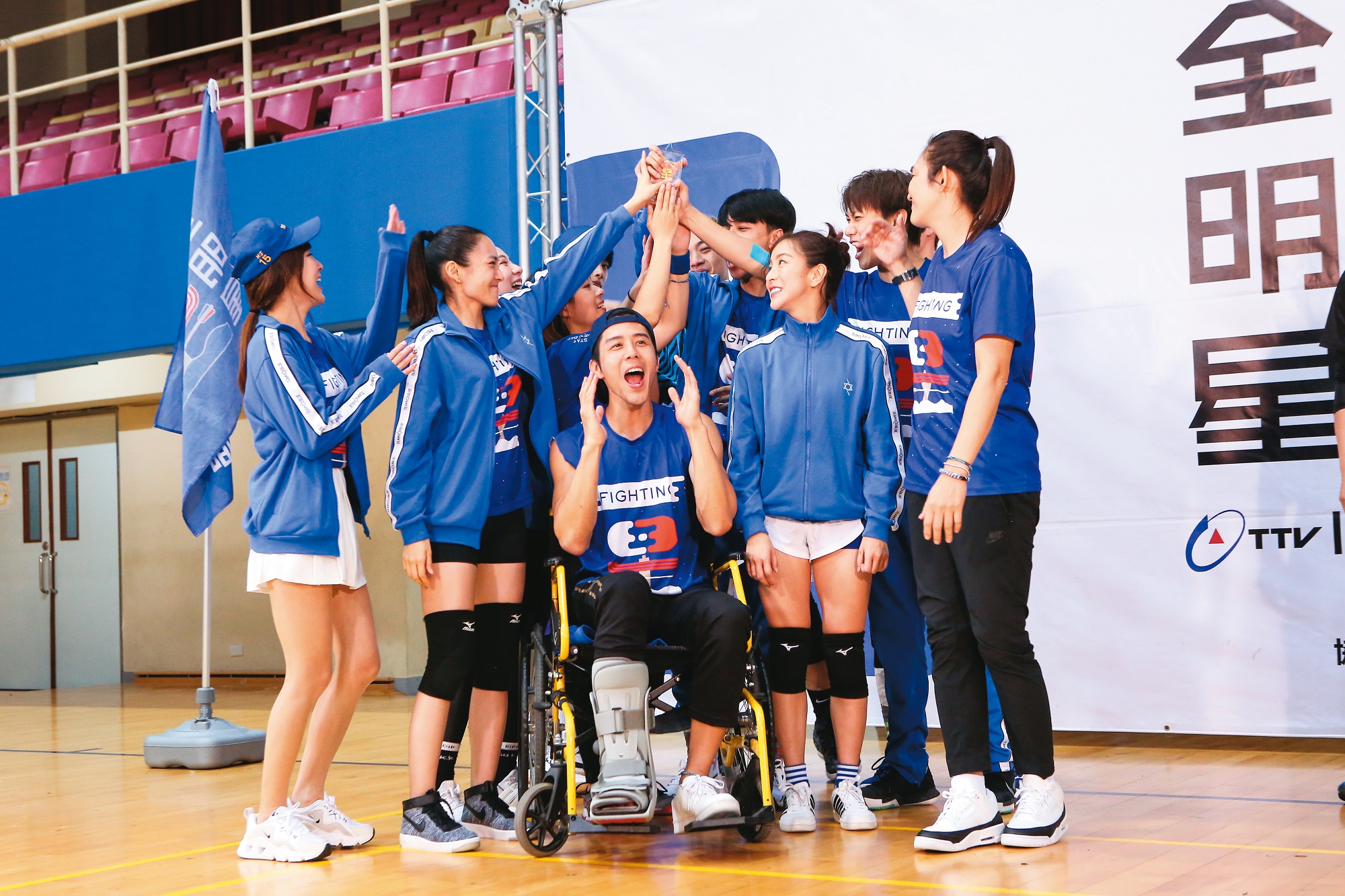 胡宇威（前排中）骨折受傷仍堅持坐著輪椅陪隊員完成決賽，助藍隊奪得最後勝利。