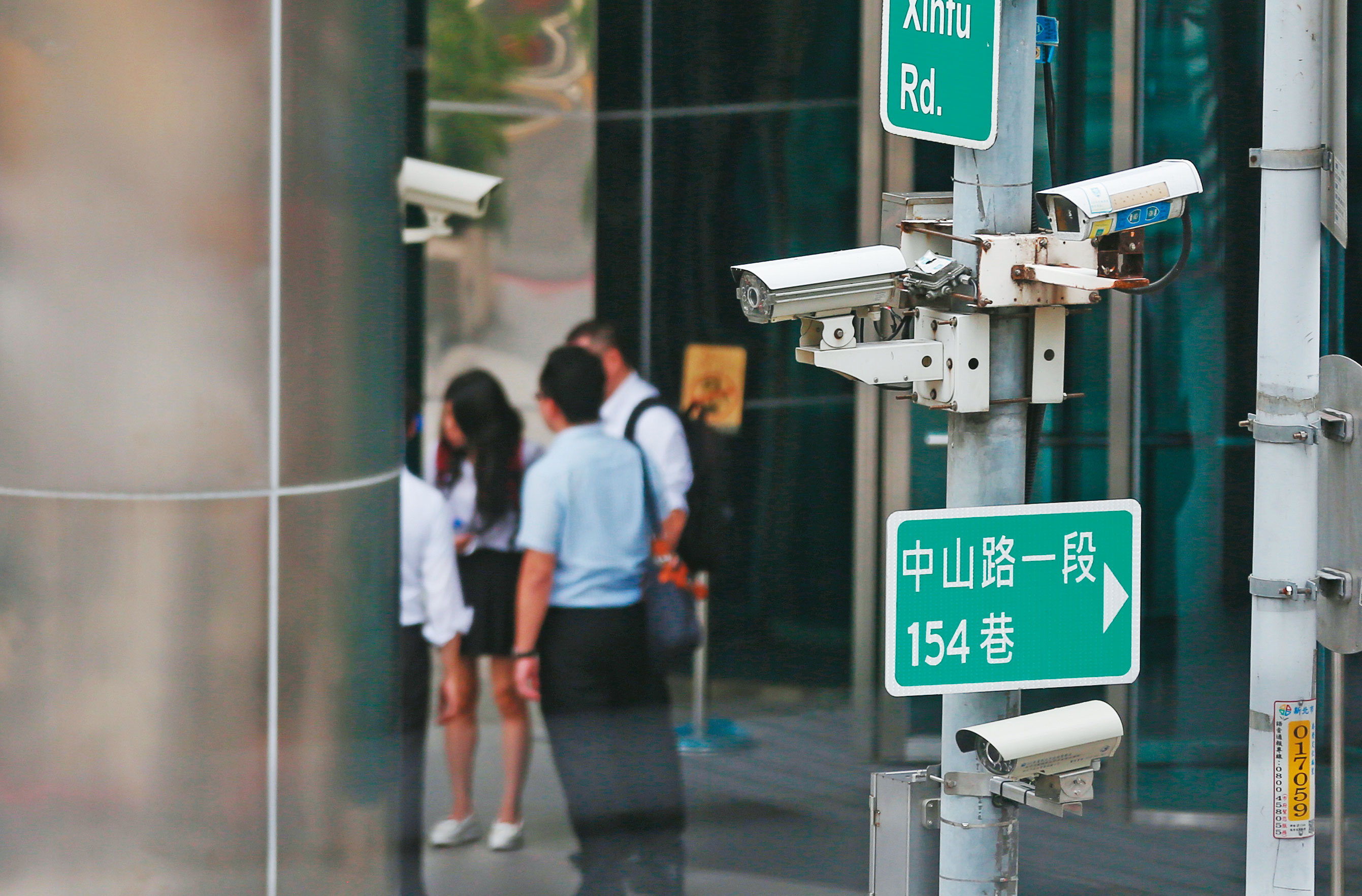 政府對違反檢疫命令或有違反疑慮的人，輔以現代科技，例如「監視攝影器與車牌追蹤」等蒐集行蹤，於法有據，但不代表個人隱私將毫無保留。