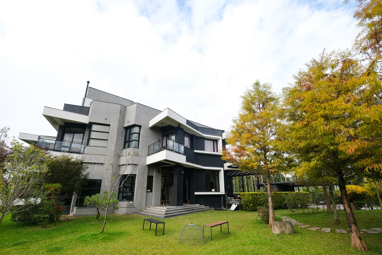 呈現多角邊型的「錯喜歡旅棧」，建築外觀獨特。