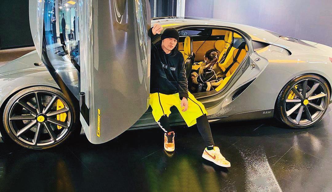 周杰倫曬出全球限量300輛的瑞典超跑,指車內空間大,連女兒(右)都滿意。(翻攝自周杰倫IG)