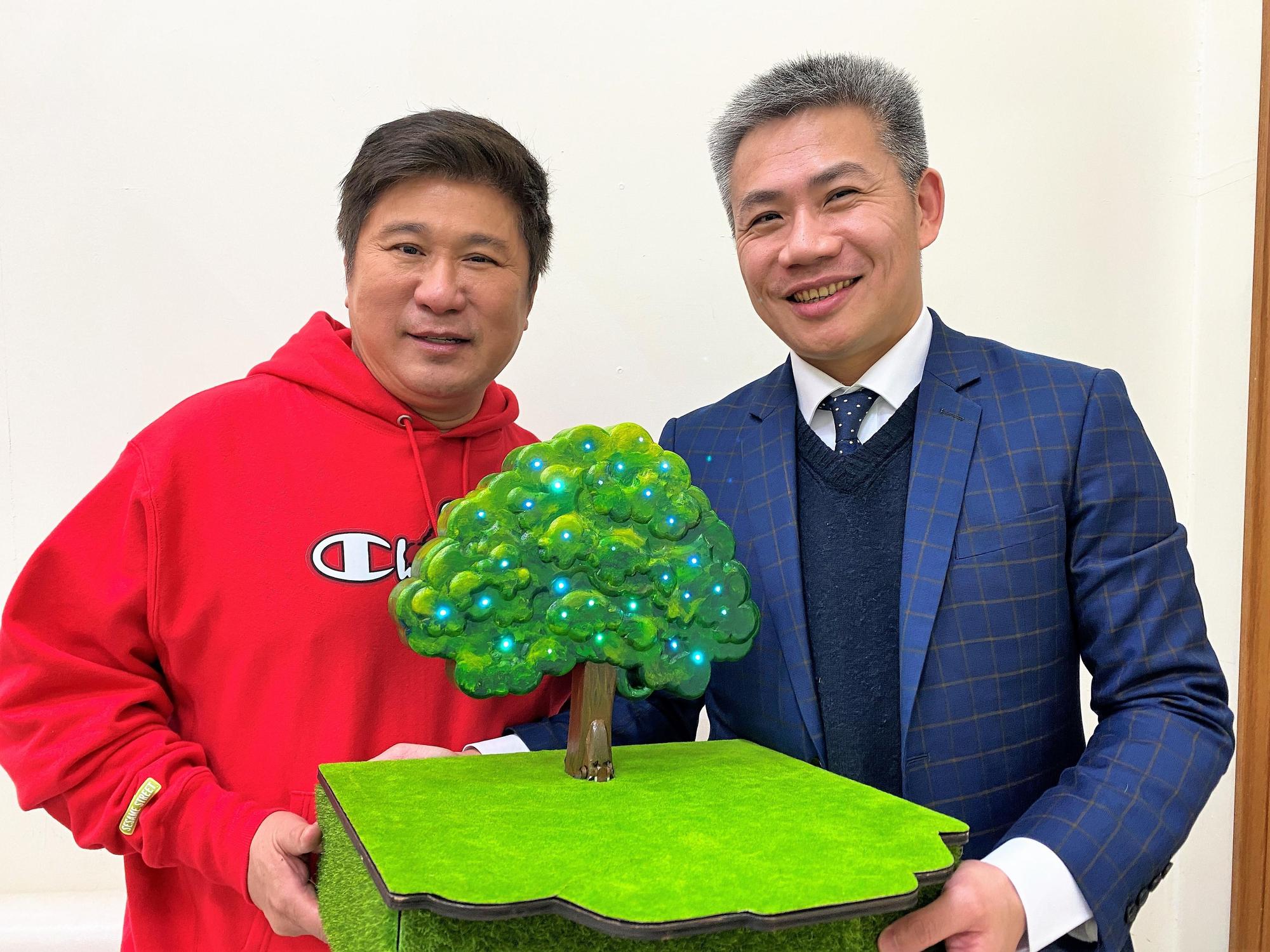 羅友志開網路節目讓「老實樹」重現江湖,日前還特地上胡瓜節目請益。(羅友志提供)
