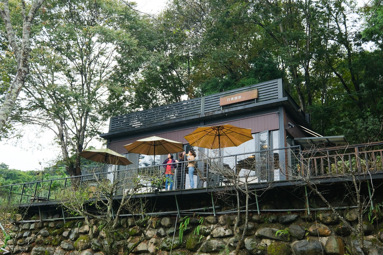 「行者咖啡」座落在一片綠林之中。