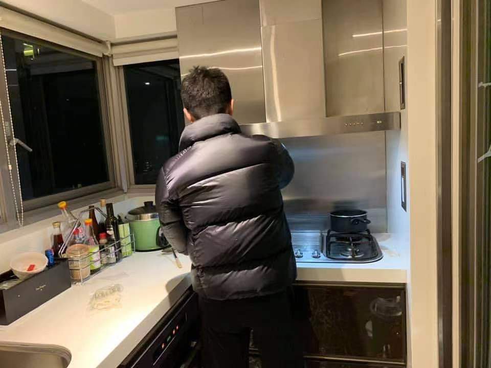 小S炫夫為家人煮宵夜，意外引發「下面給你吃」的一連串歪樓留言。（翻攝自小S IG）