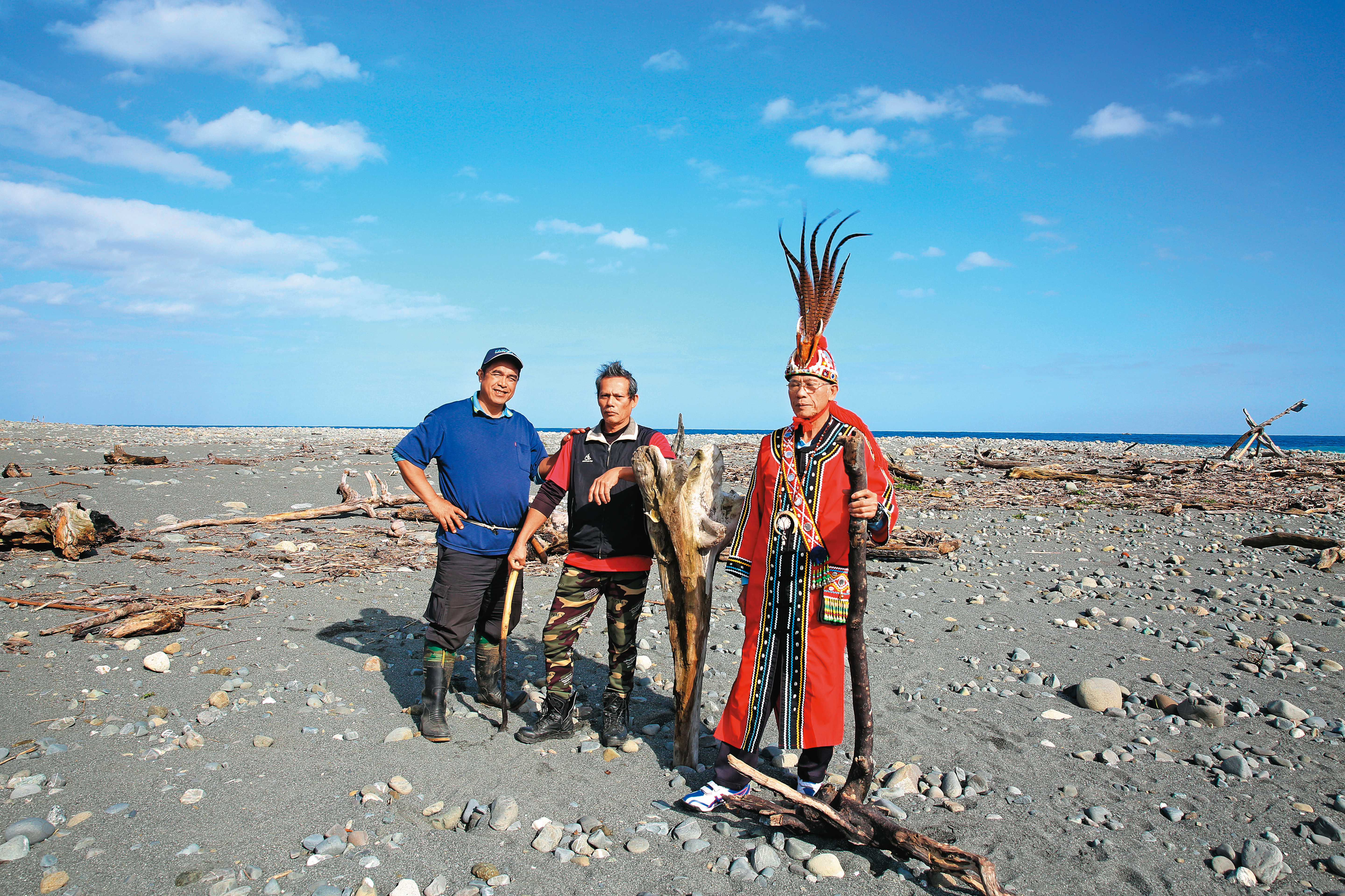 林榮康的父親（右）身著原住民傳統服裝，與族人站在貓公溪出海口，感嘆獨木舟復興計畫難以實現。