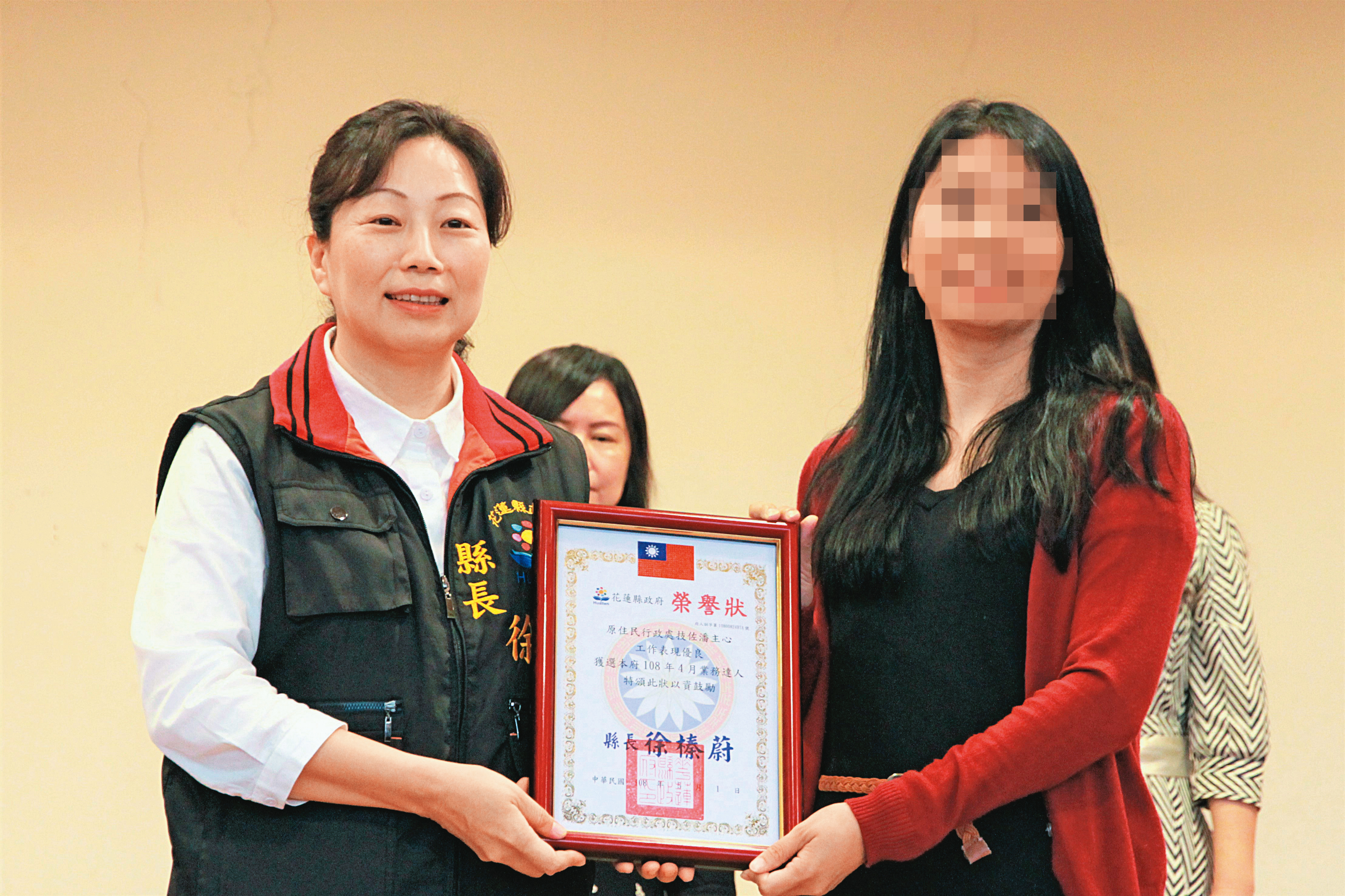 林榮康說，花蓮縣長徐榛蔚（左）指示全力協助獨木舟復興計畫，但原民處承辦人（右）卻刻意拖延、刁難。（翻攝花蓮縣政府官網）