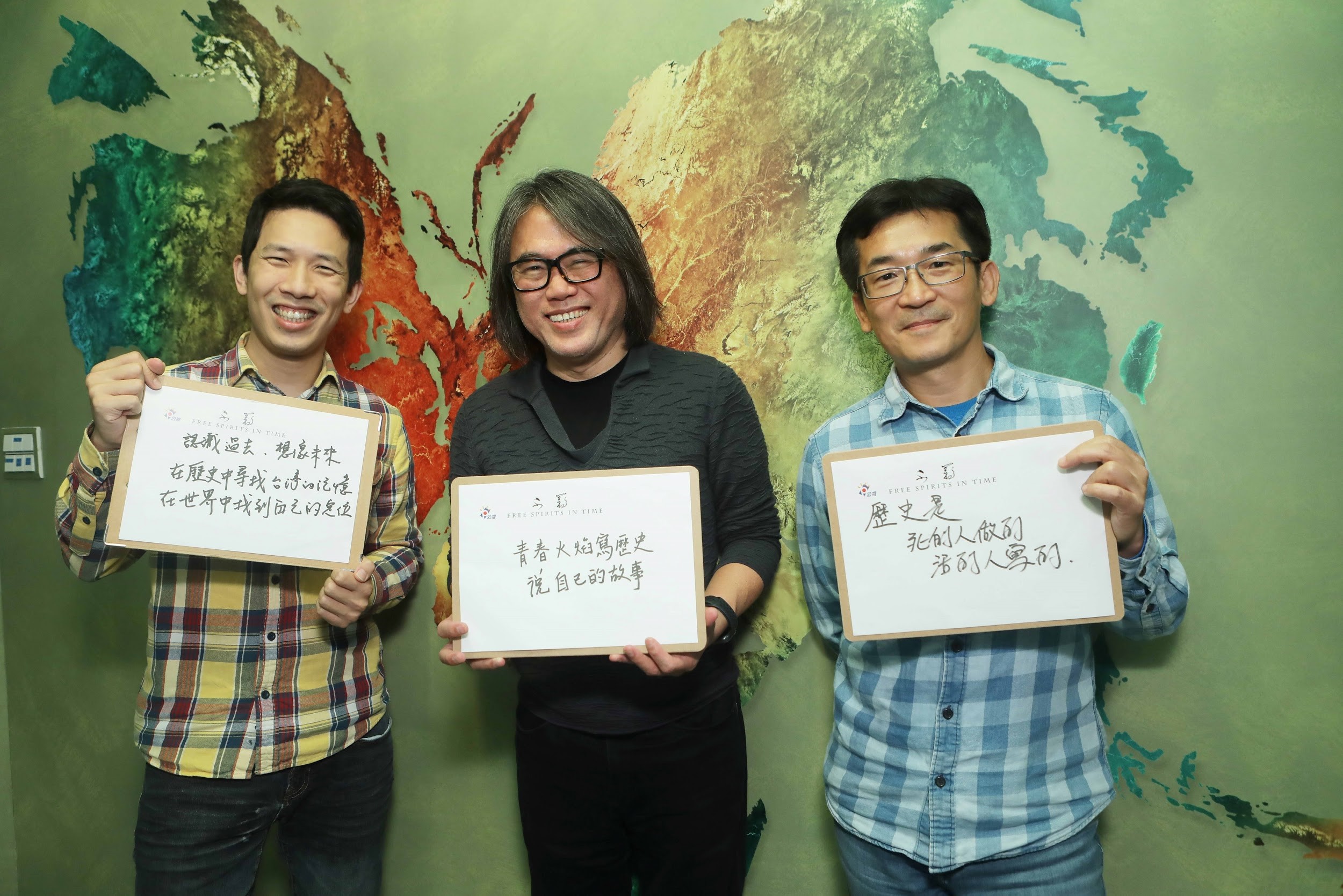 導演魏德聖(右)與聯經出版社總編輯暨故事創辦人暨執行長涂豐恩(左),推薦符昌鋒(中)執導的《不羈—臺灣百年流變與停泊》。(公視提供)