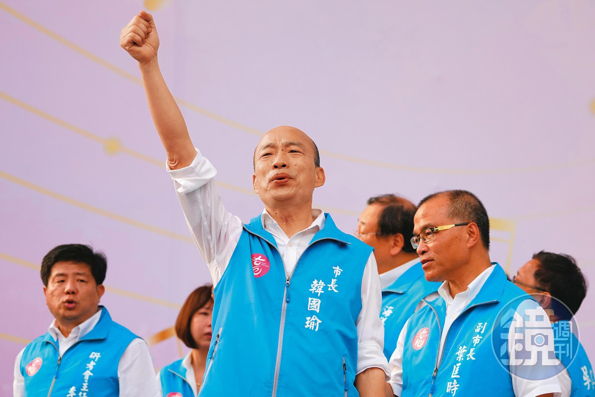 去年6月罷韓通過後,韓國瑜(左)在卸任前舉辦音樂會向支持者道別,之後就未再公開露面。