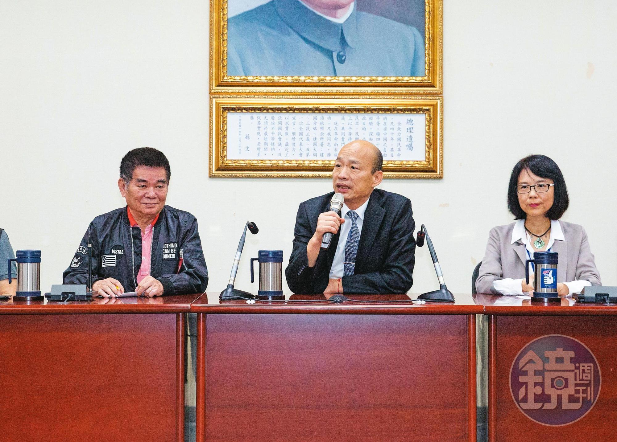 去年國民黨總統初選期間，韓國瑜（中）在「吳韓會」後表態願納入初選民調，當時與他共同出席記者會的中常委姚江臨（左）等人，至今仍挺韓。