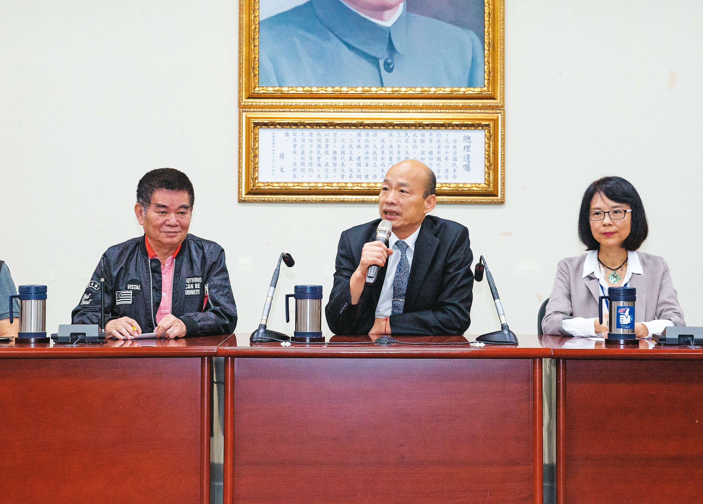 去年國民黨總統初選期間，韓國瑜（中）在「吳韓會」後表態願納入初選民調，當時與他共同出席記者會的中常委姚江臨（左）等人，至今仍挺韓。