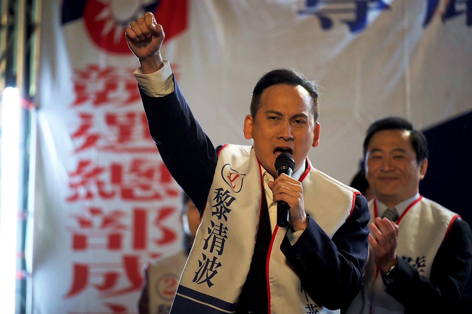 新北市議員葉元之客串《國際橋牌社》毫無違和。（國際橋牌社提供）