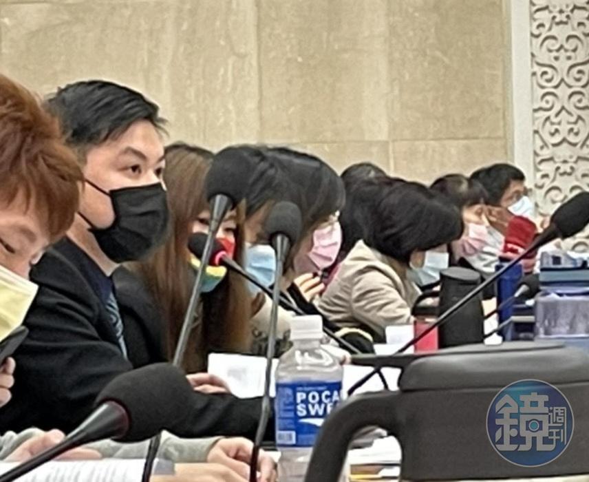 時任行政院兒權小組兒少委員謝有朋（黑口罩者）痛心，想在求學過程中穿得保暖竟然如此困難跟奢侈。（謝有朋提供）