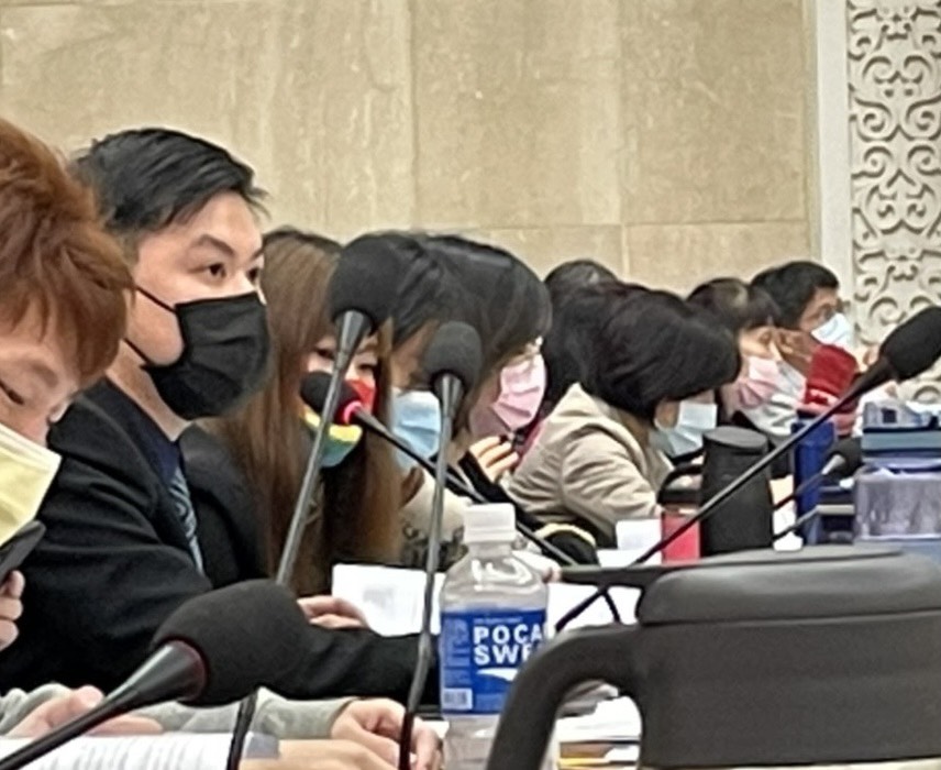 時任行政院兒權小組兒少委員謝有朋（黑口罩者）痛心，想在求學過程中穿得保暖竟然如此困難跟奢侈。（謝有朋提供）