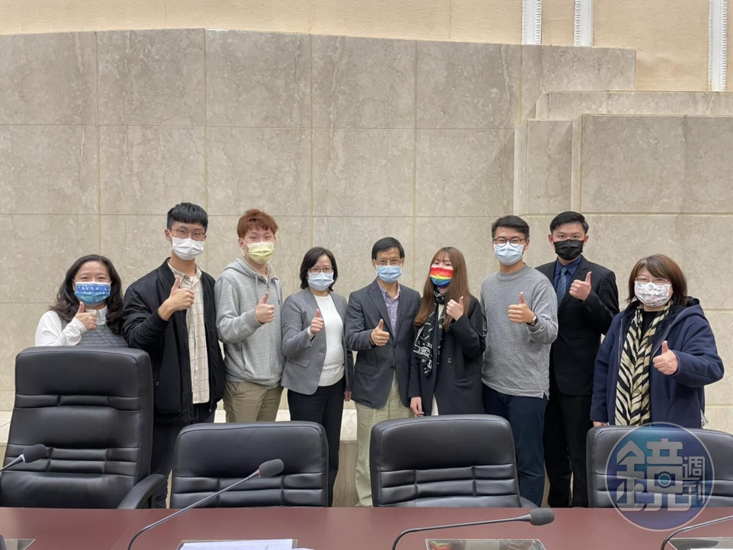 時任行政院兒權小組兒少委員謝有朋（右2）痛心，想在求學過程中穿得保暖竟然如此困難跟奢侈。（謝有朋提供）