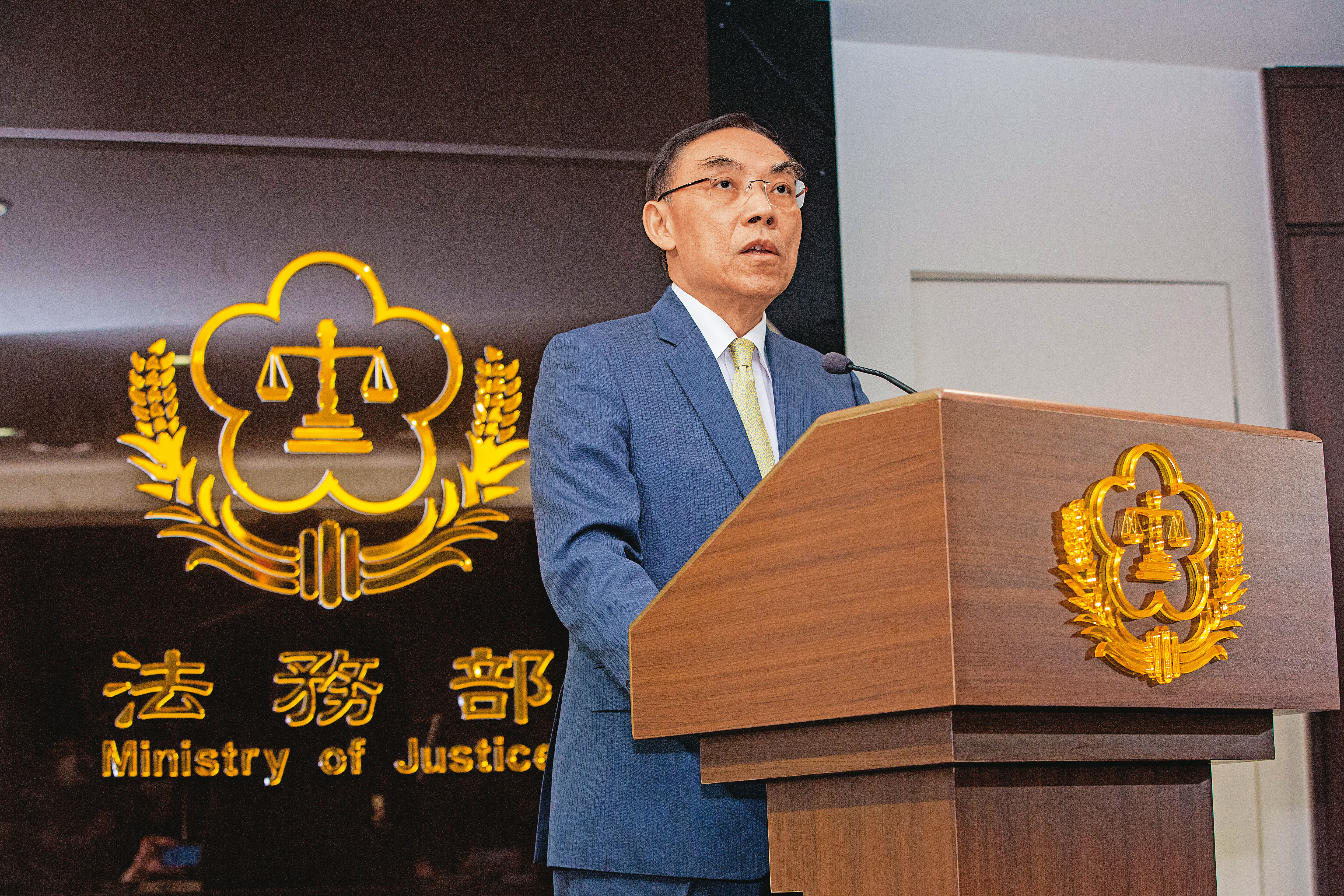 法務部長蔡清祥（圖）18日親上火線主持記者會，說明11名檢察官與翁茂鍾往來概況及懲處情形。