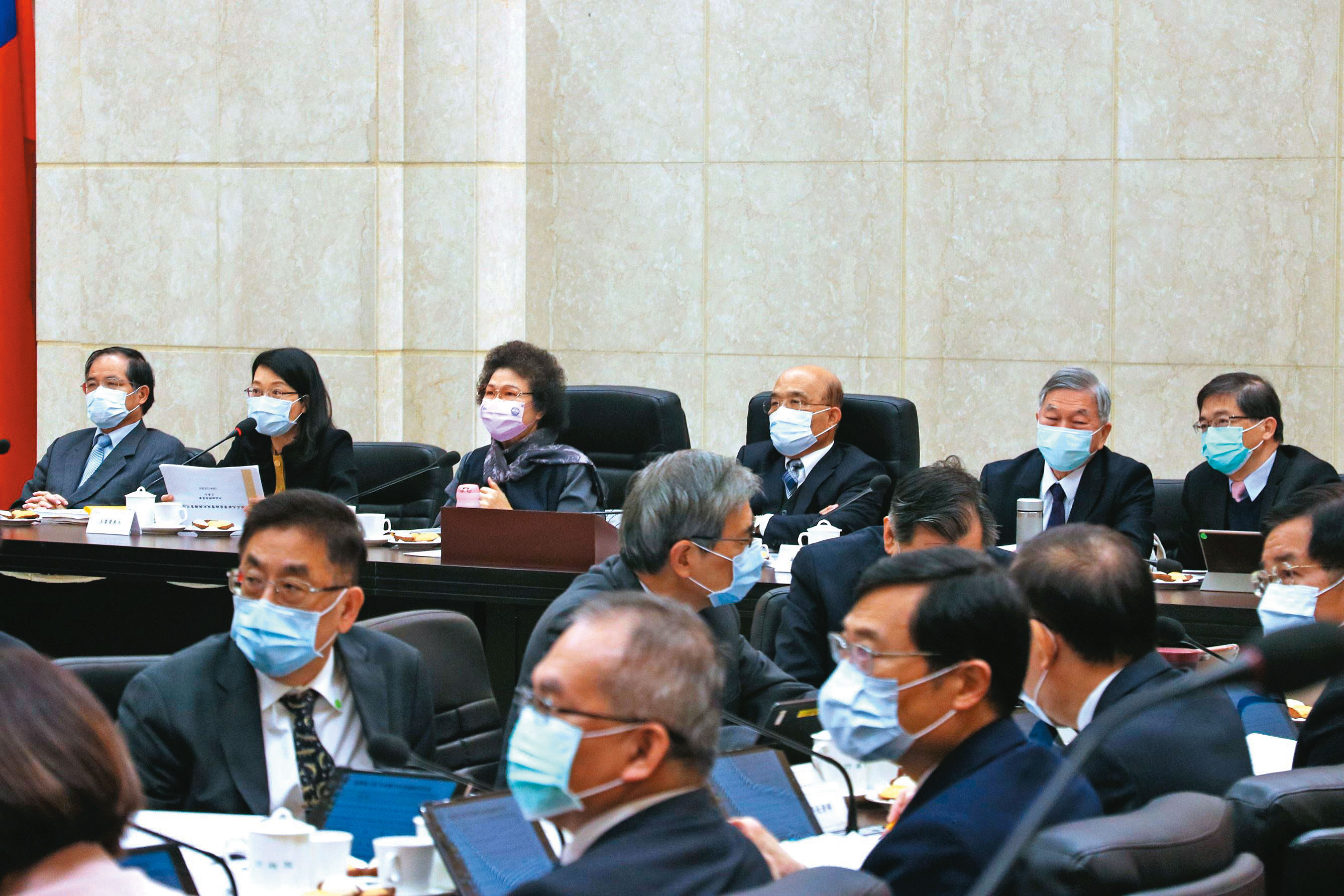 1月28日監察院長陳菊與王美玉等監委巡查行政院，行政院長蘇貞昌宣誓徹查「銀行員之死」事件。（監察院提供）
