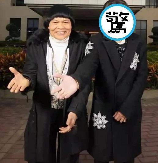 港星八兩金日前與兒子葉小霆拍攝宣傳影片,葉小霆的高顏值讓網友驚呼父子「差好多」。(翻攝自八兩金微博)