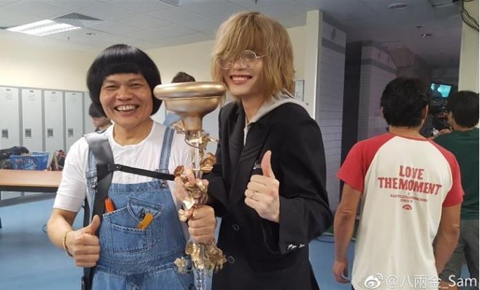 近年八兩金事業重心轉往中國大陸,常帶著兒子一起宣傳演出。(攝自八兩金微博)
