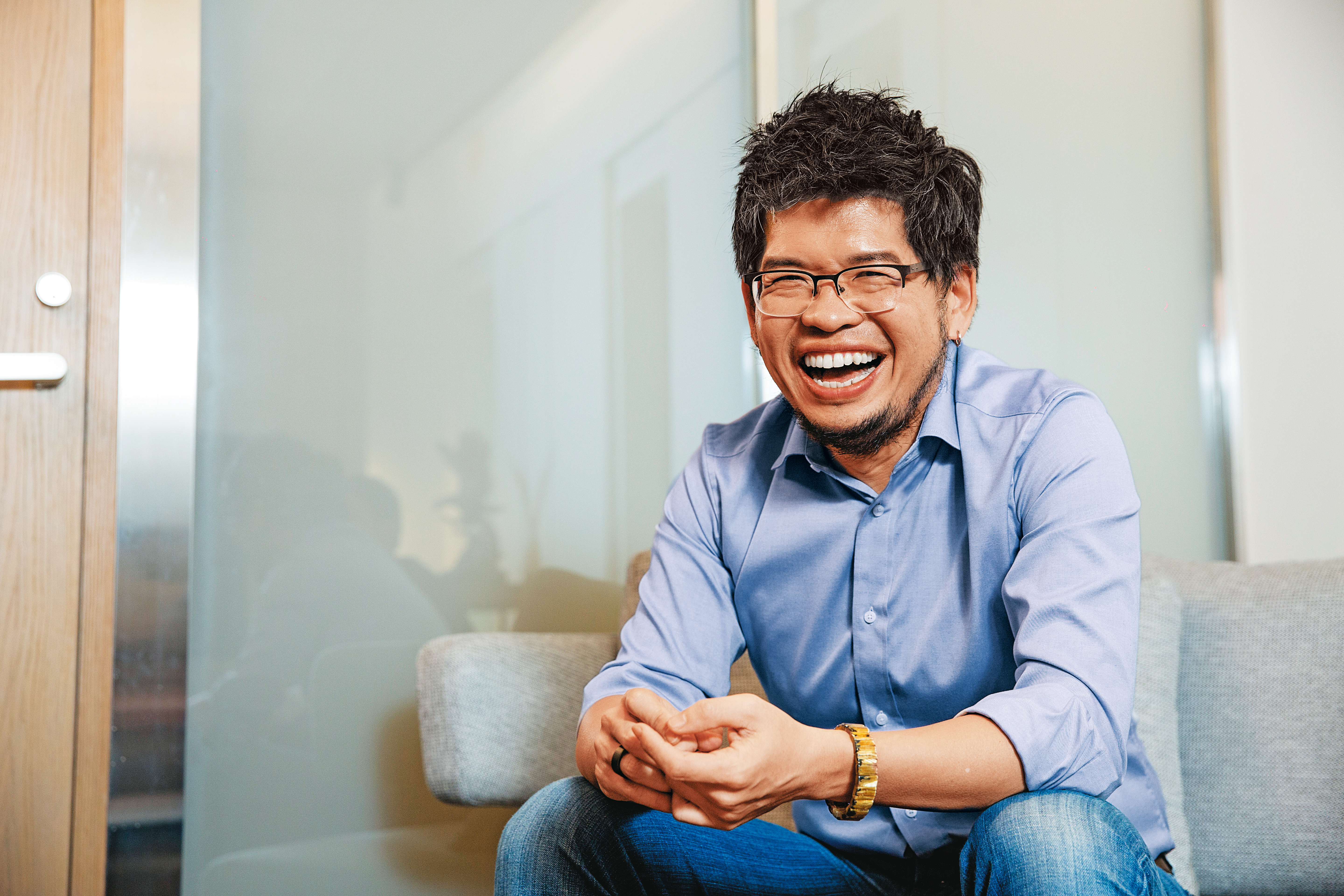 肺炎疫情衝擊全球，防疫有成的台灣已成為全球超級菁英的聚集地。榮獲國發會核發首張「就業金卡」、計畫引進矽谷資源翻轉台灣的YouTube創辦人陳士駿，上週五（十五日）接受本刊專訪時透露，至今已有二千名旅外菁英因疫情返台，「走在台北街頭，就像走在矽谷，隨處都能遇見熟人。」他直言：「如果政府能掌握機會，台灣絕對可以成為下一個矽谷。」