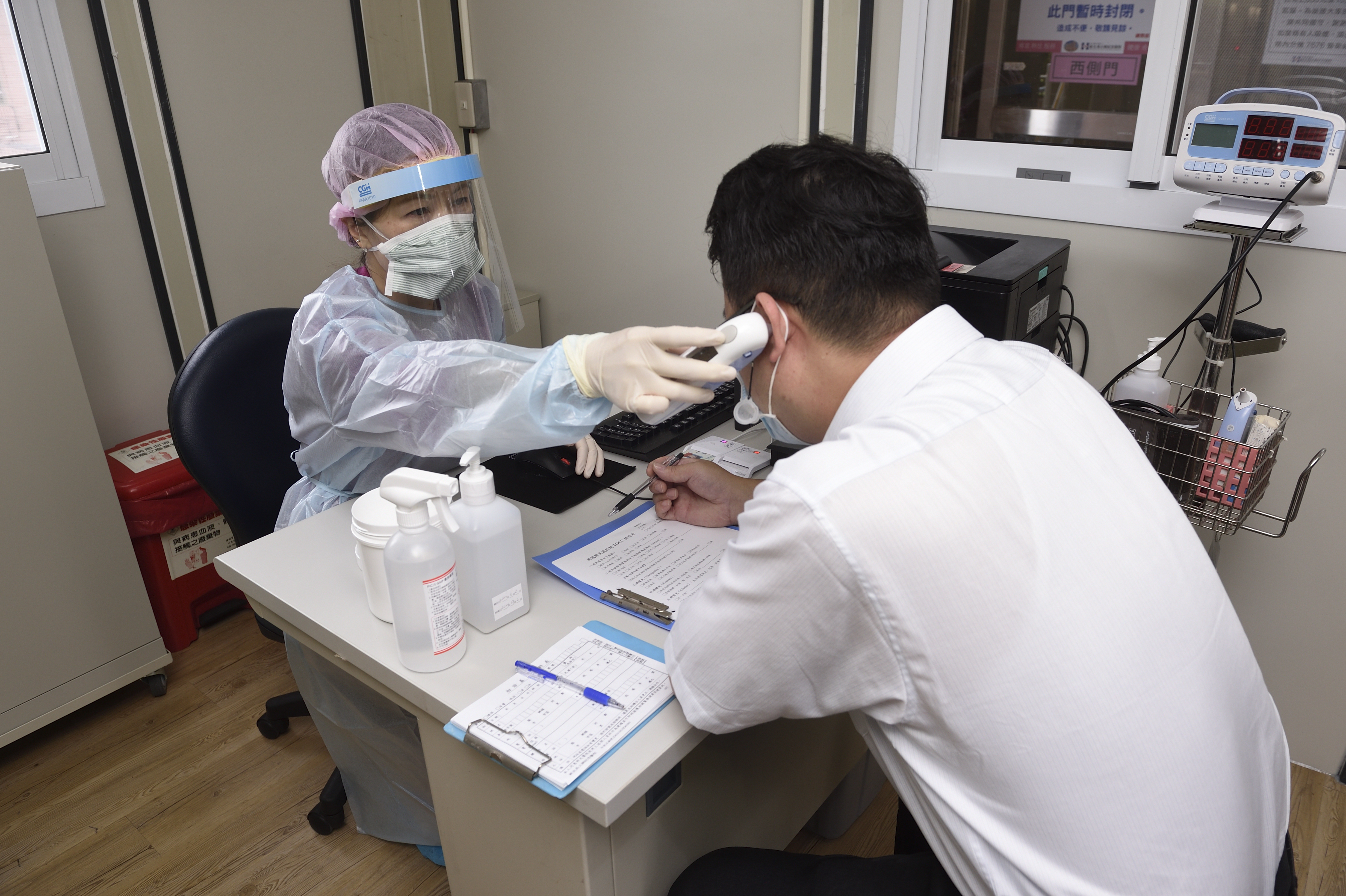 日前傳出有返台國人抱怨台灣武漢肺炎自費採檢費用太貴，圖為示意圖，當事人與本新聞無關。（本刊資料照）