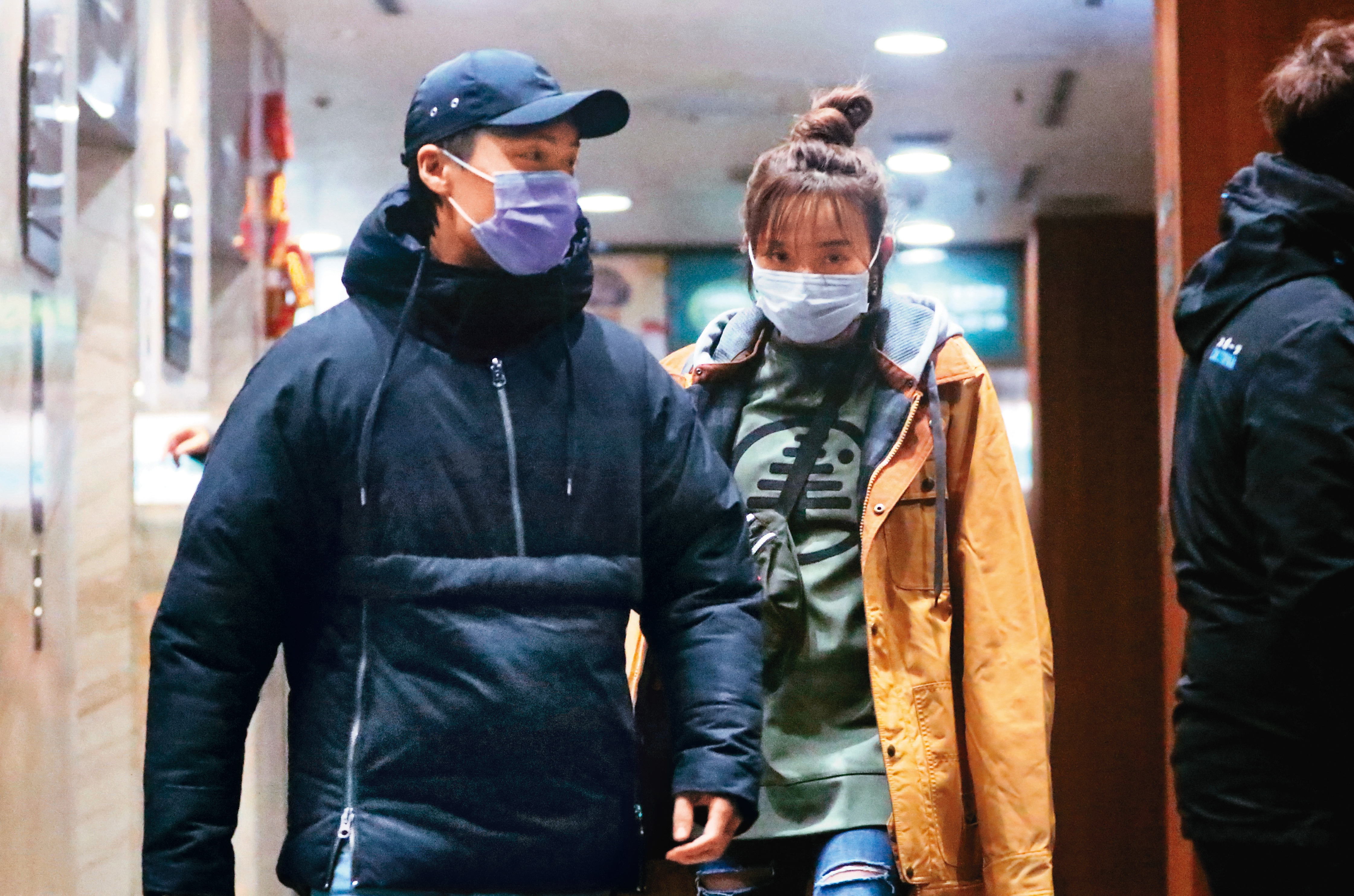 1月9日02：06，比起之前的名模哥哥張珈瑋，愛紗（右）的新歡（左）身高跟她很搭，頗具萌趣。