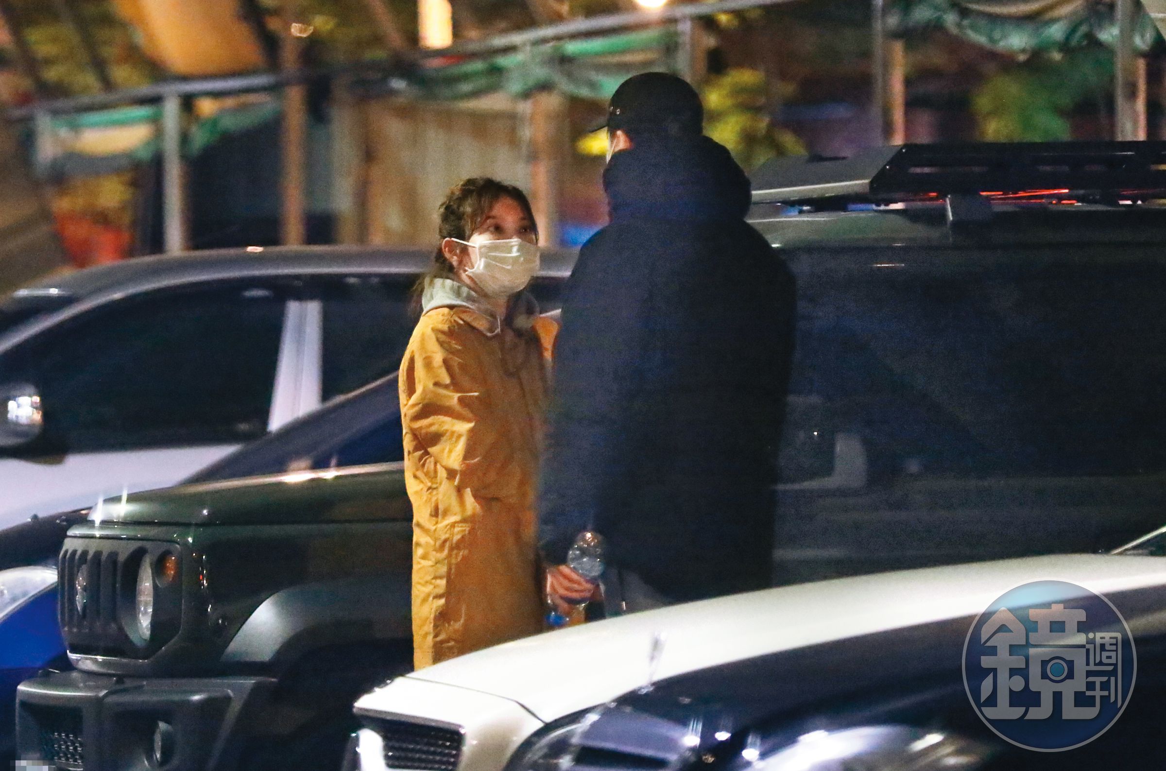 1月9日02：17，愛紗（左）的車給「紫罩暖男」（右）開回他家，事後她再繞好大一段路回自己住處。