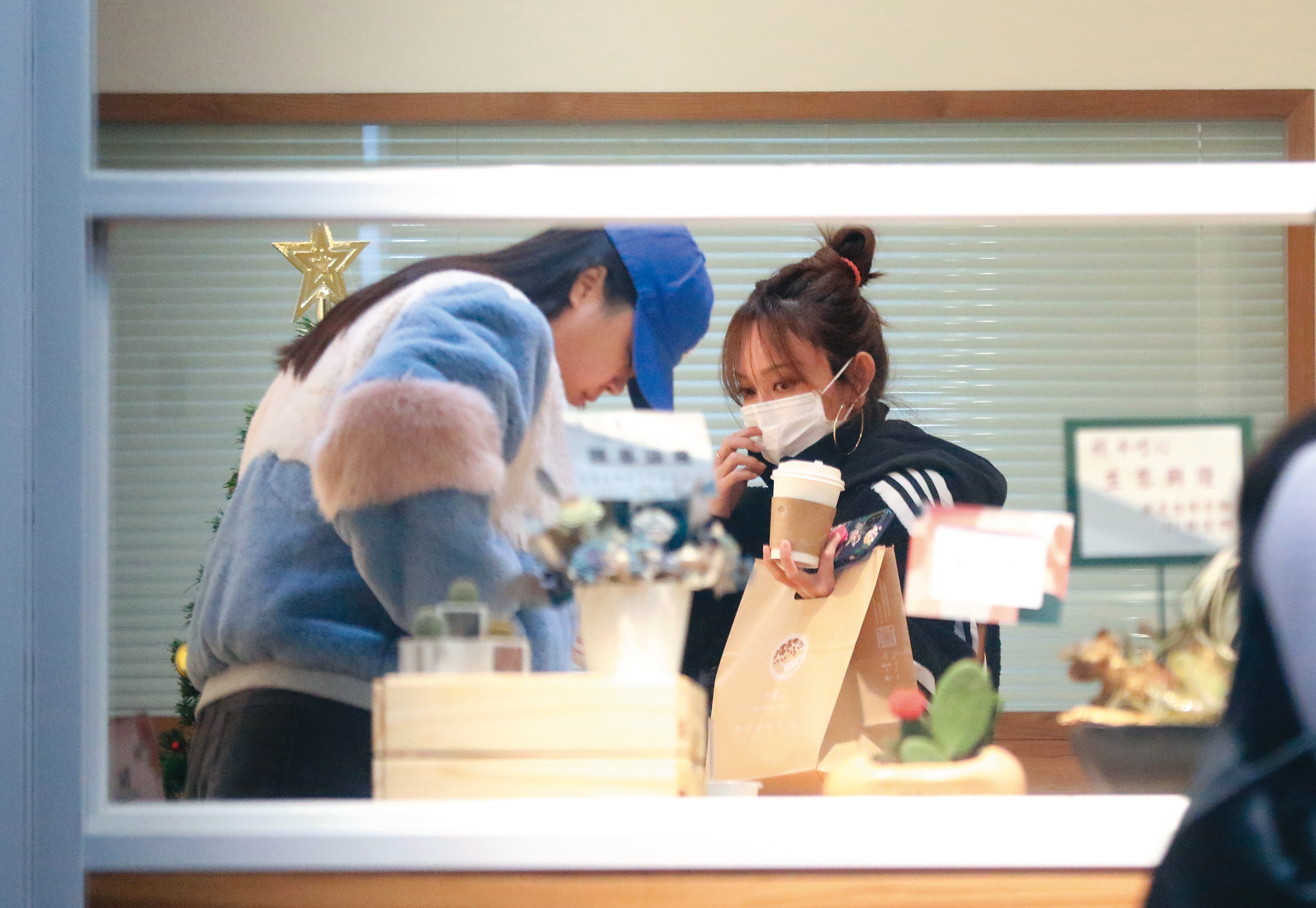 1月12日21：09，愛紗（右）和胡貝寶（左）到懷秋的烘焙店捧場，並且留下合影。