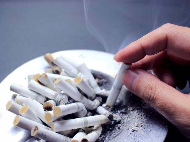 日本醫學專家認為讓孩童吸到二手菸的家庭,有可能相對不注重孩子口腔衛生。(示意圖,photo-AC)