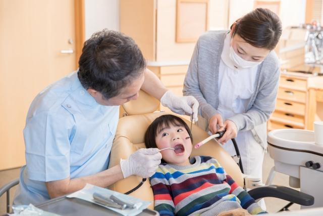 日本研究團隊指出,讓孩童吸到二手菸會增加他們的蛀牙風險。(示意圖,photo-AC)