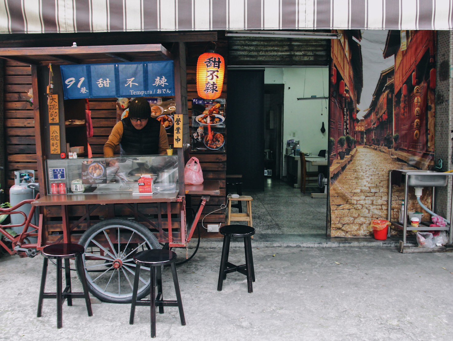 「91巷甜不辣」用老式三輪車改裝出日本風懷舊攤位。