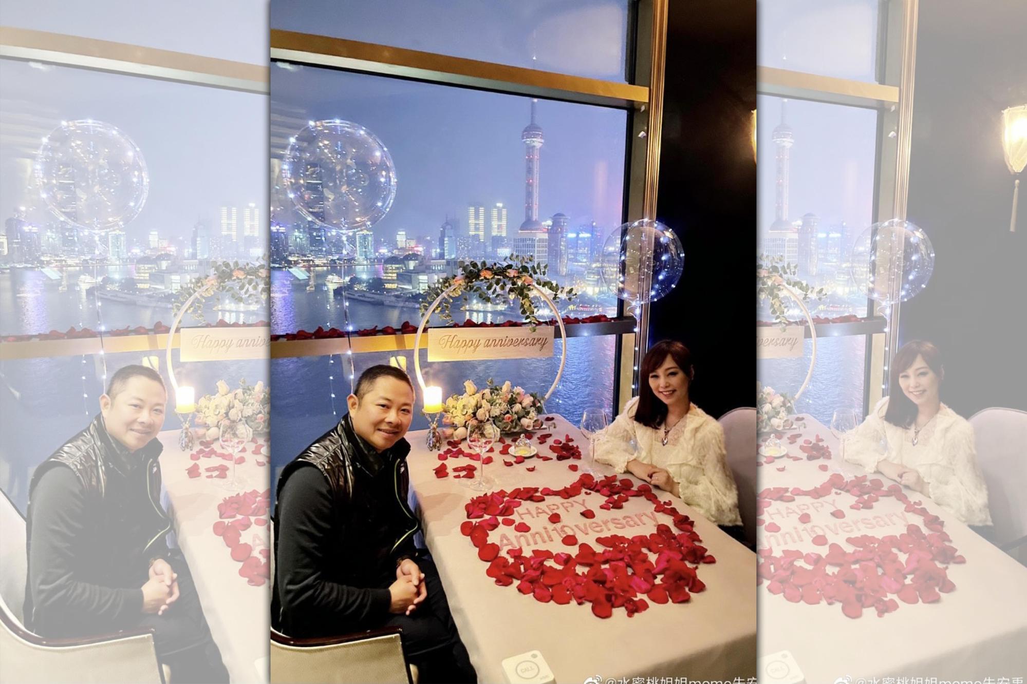 小蜜桃姐姐與老公撇婚變,並慶祝結婚10周年。(翻攝自小蜜桃微博)