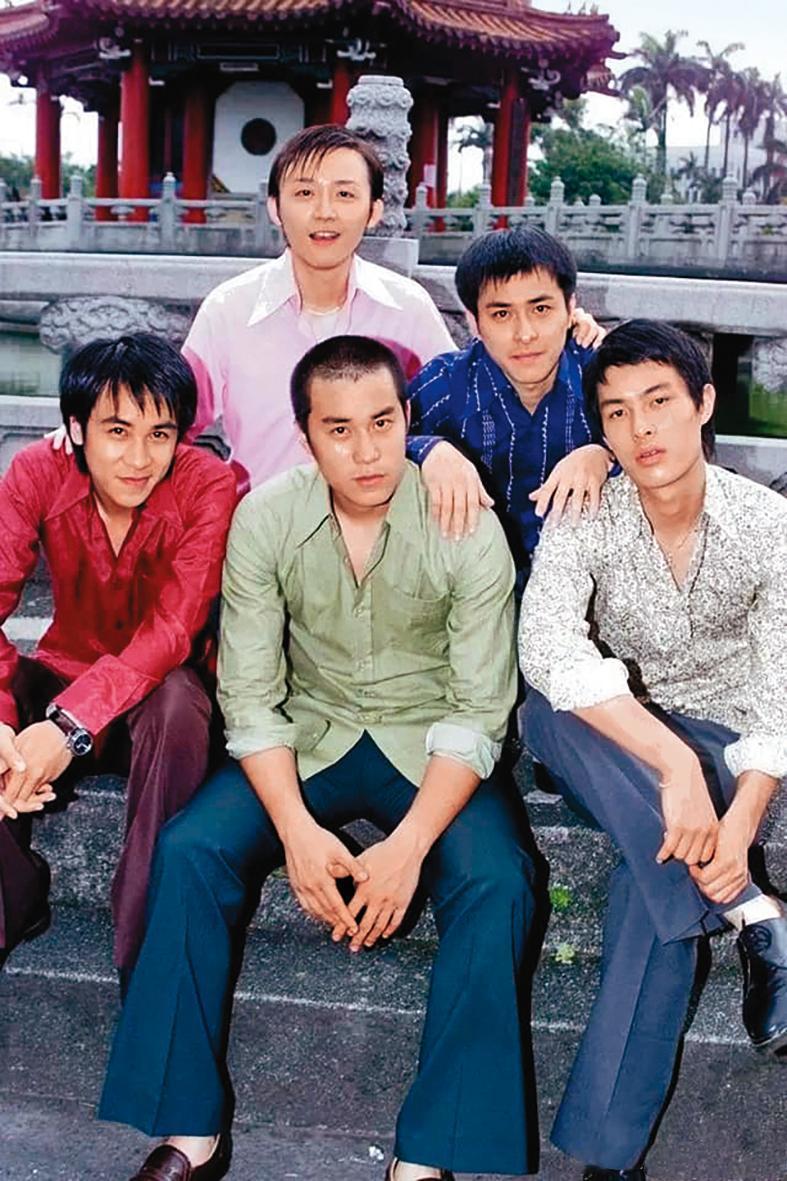范植偉(後排右)主演電視劇《孽子》,與張孝全(前排中)、楊祐寧(前排右)、吳懷中(前排左)和金勤(後排左)詮釋70年代台灣同志愛戀。(翻攝自洹國際文化官網)