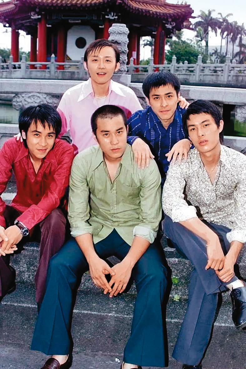 范植偉（後排右）主演電視劇《孽子》，與張孝全（前排中）、楊祐寧（前排右）、吳懷中（前排左）和金勤（後排左）詮釋70年代台灣同志愛戀。（翻攝自洹國際文化官網）