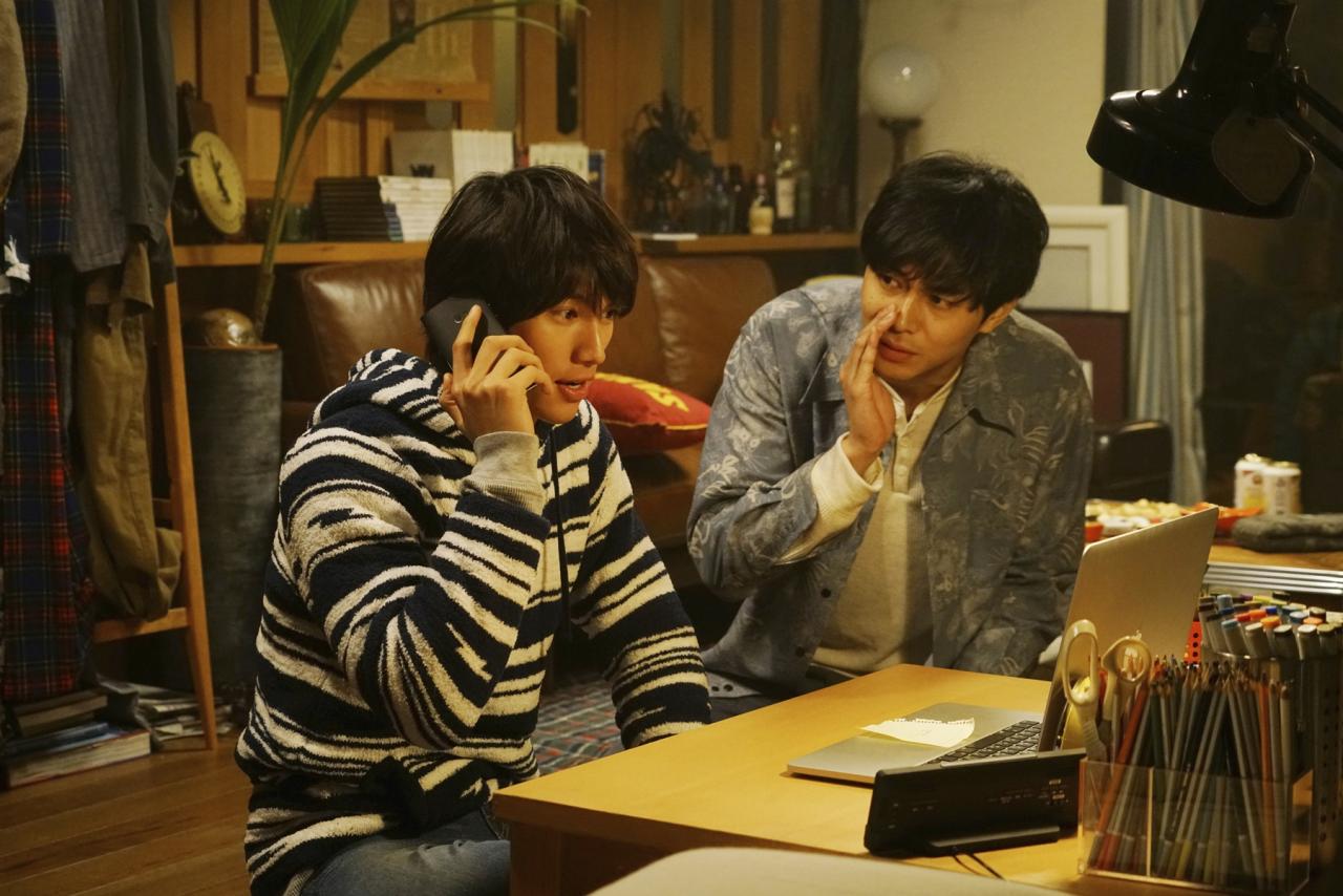 花谷秀文擔任美術指導的《明天,我要和昨天的妳約會》在台票房開出1,750萬元台幣,片中飾演美術大學學生的東出昌大(右)房間就是由花谷設計。(翻攝自開眼電影網)